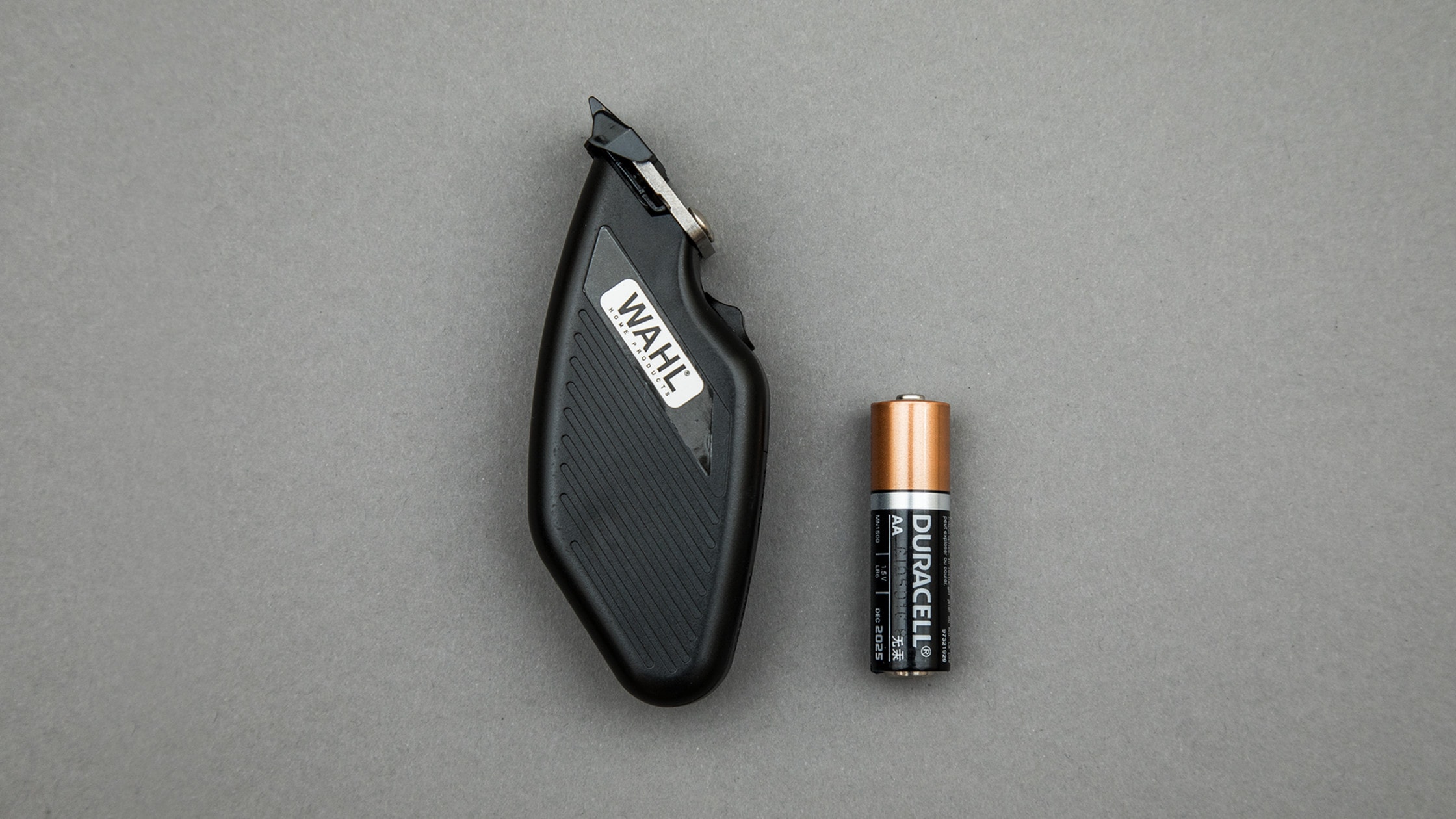 The WAHL Compact Travel Trimmer and a AA Battery
