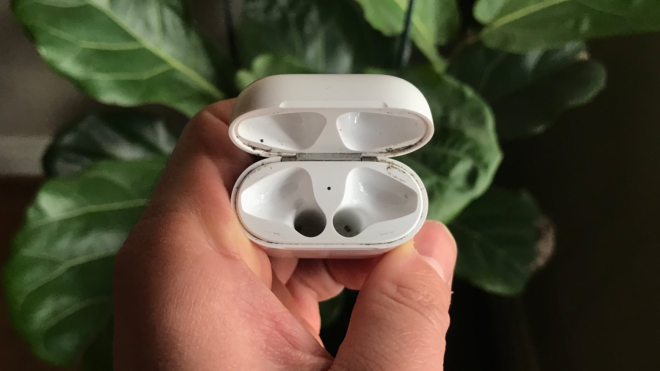 Dirty Apple Airpods Case