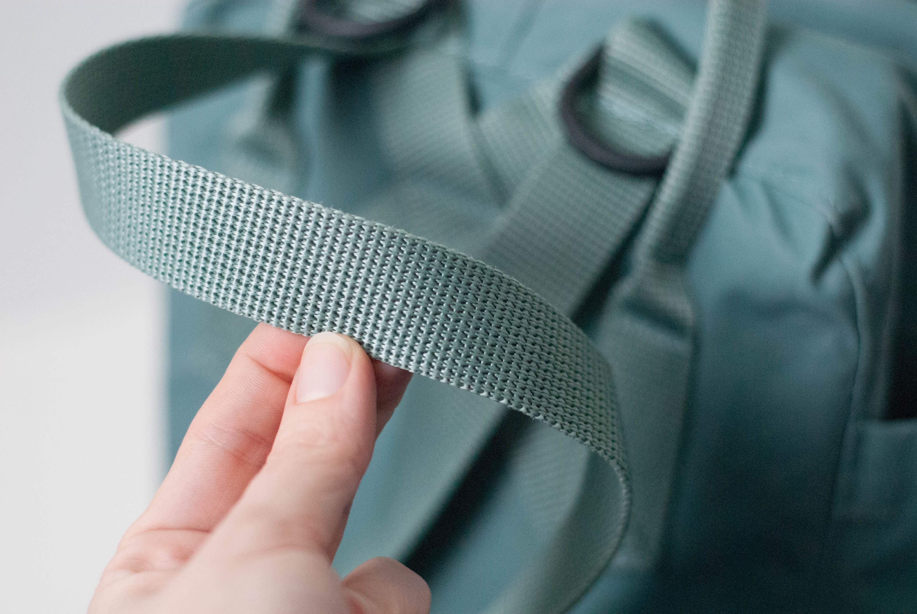 how to adjust straps on kanken mini