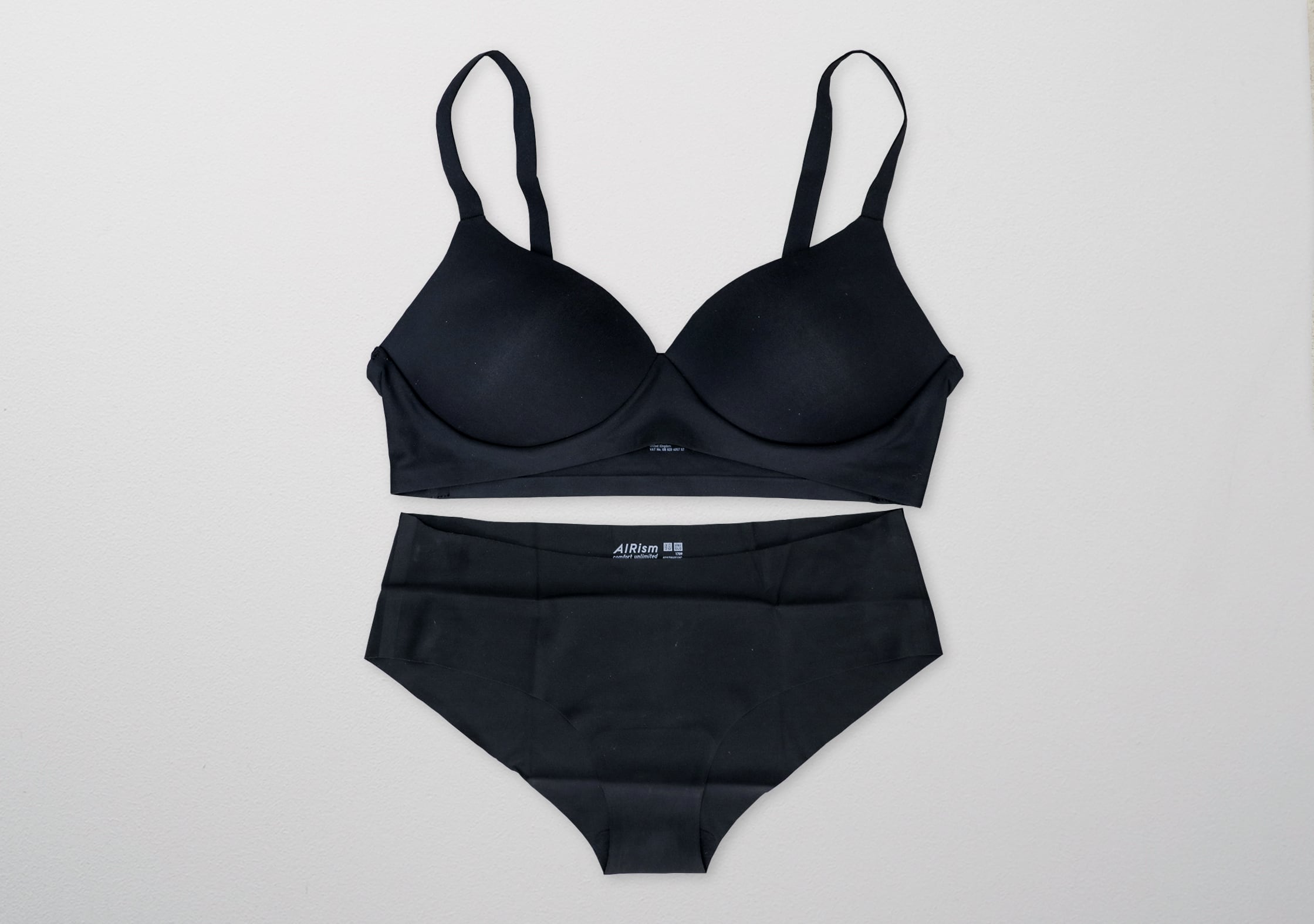 UNIQLO Malaysia - Model is wearing: Wireless Bra (Beauty Soft):   Designed without hooks or seams so it won't dig  into the back or underarms, staying invisible under your clothes.