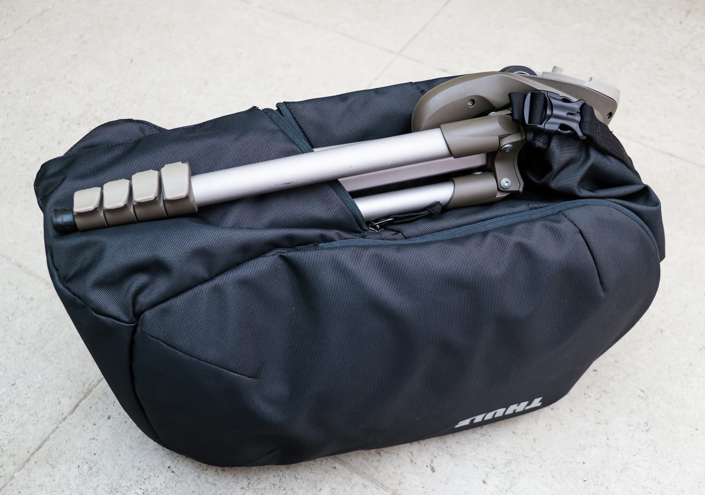 Attaching a Tripod to the Thule Subterra 34L