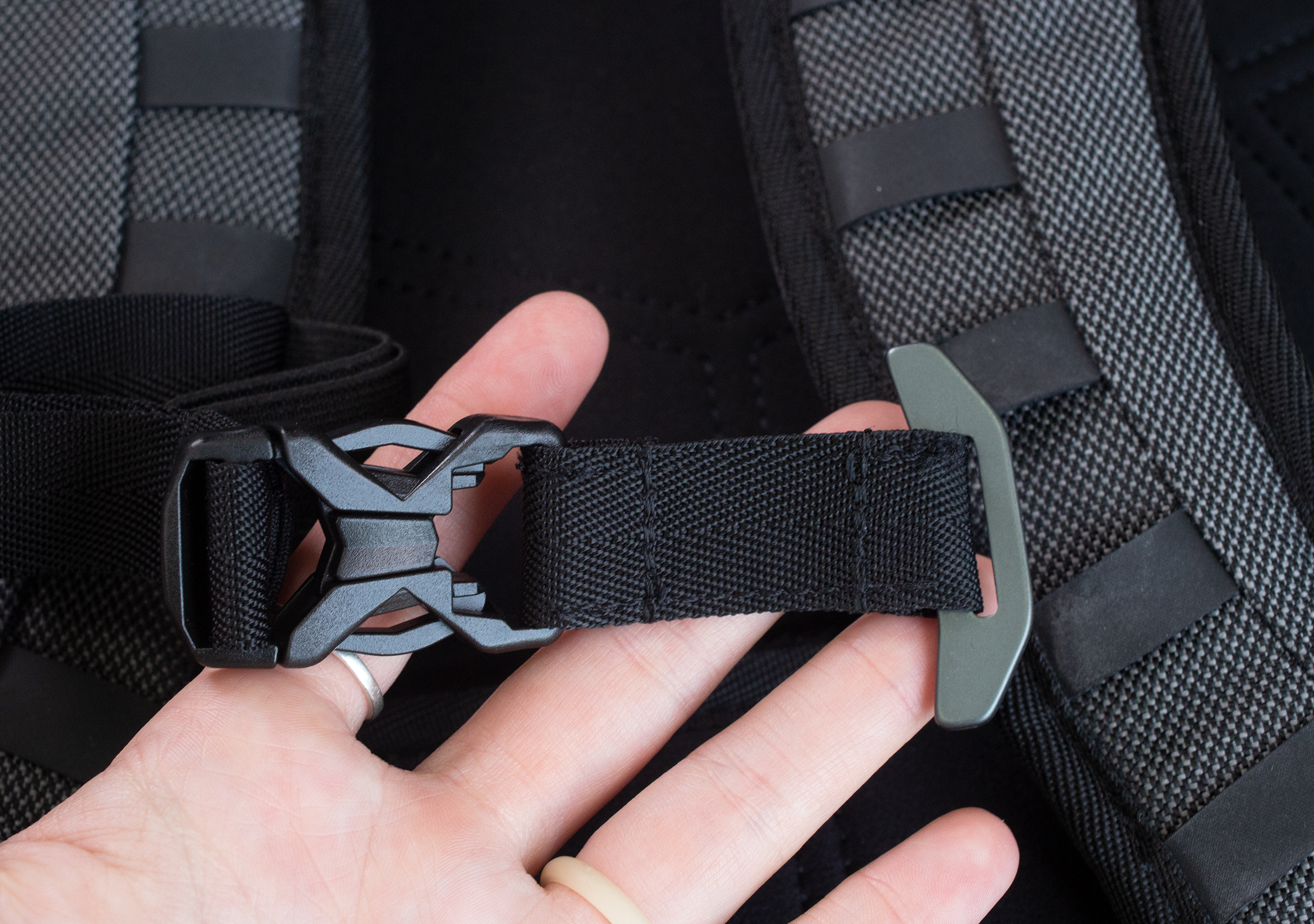 Heimplanet Transit Line Travel Pack Sternum Strap Unhooked