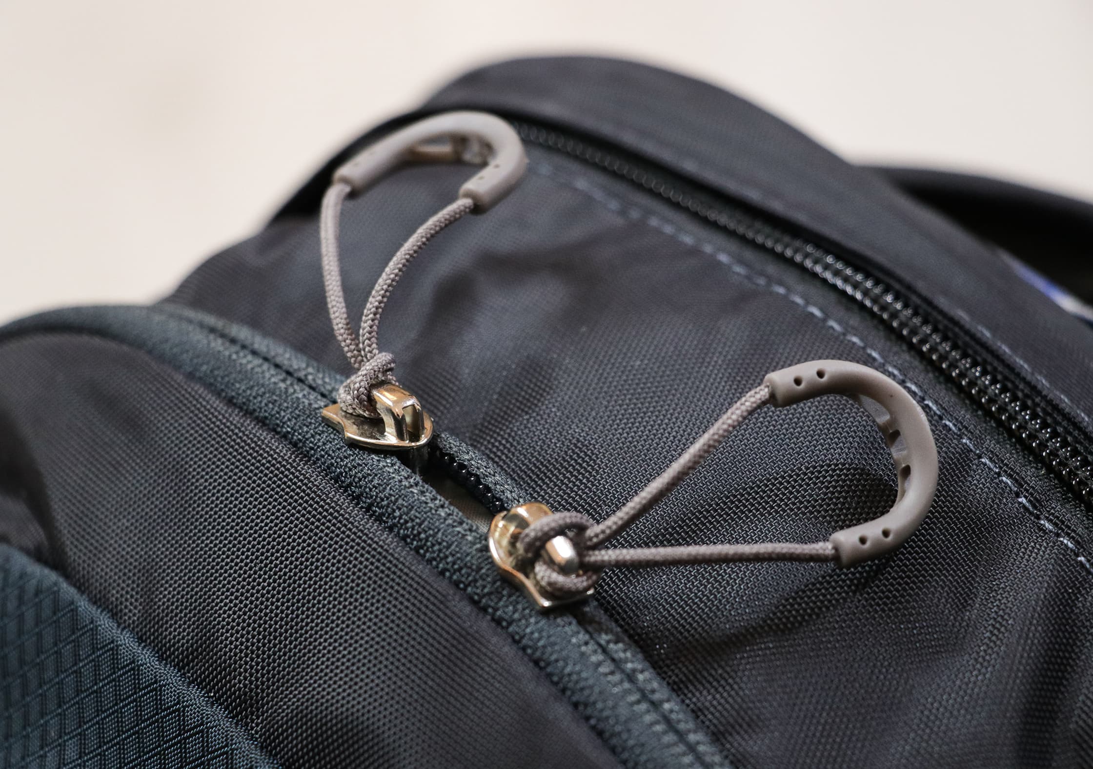 YKK Zippers & Plastic Zipper Pulls On The Osprey Daylite