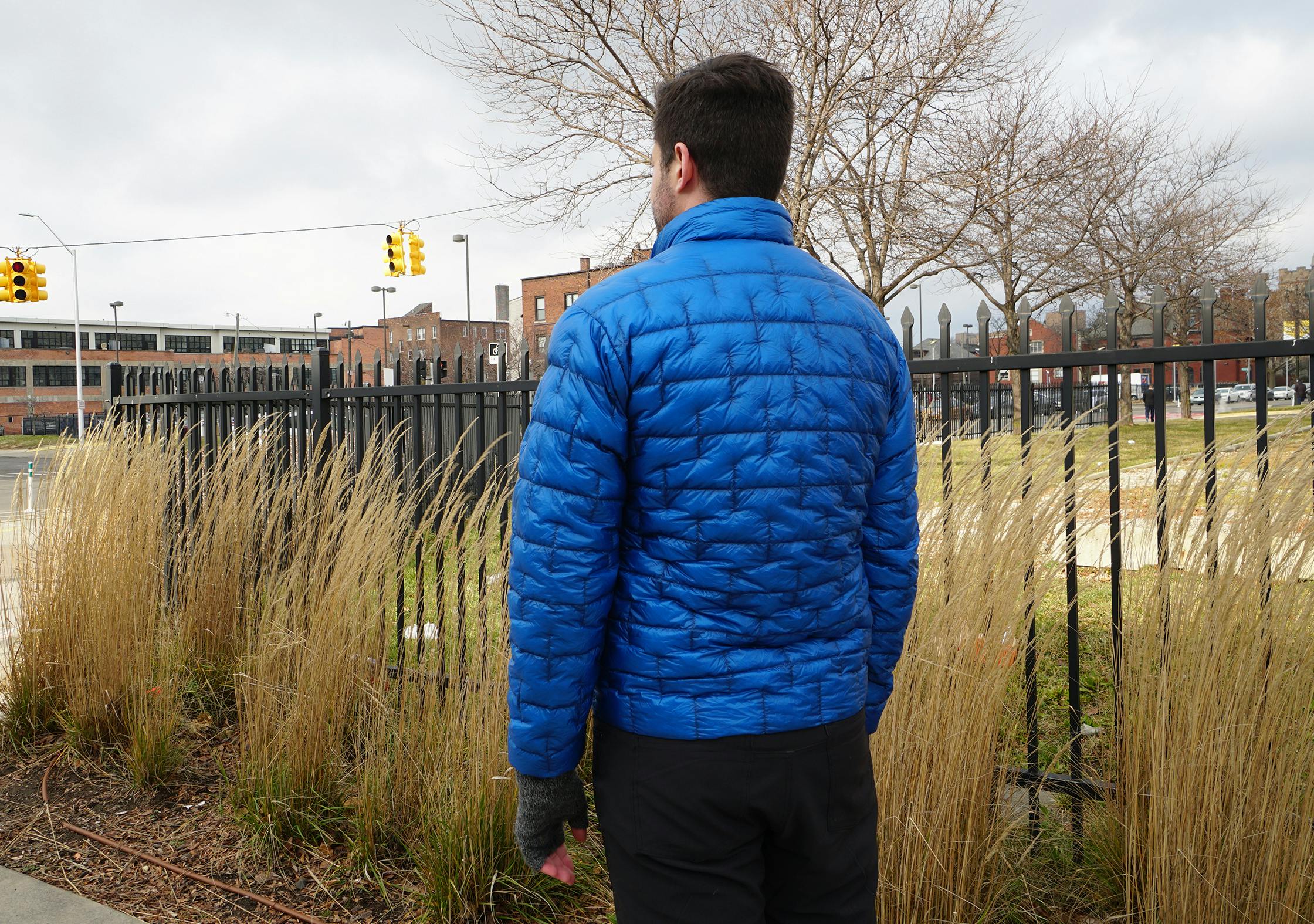 Chaqueta de plumón Montbell Plasma 1000 en uso