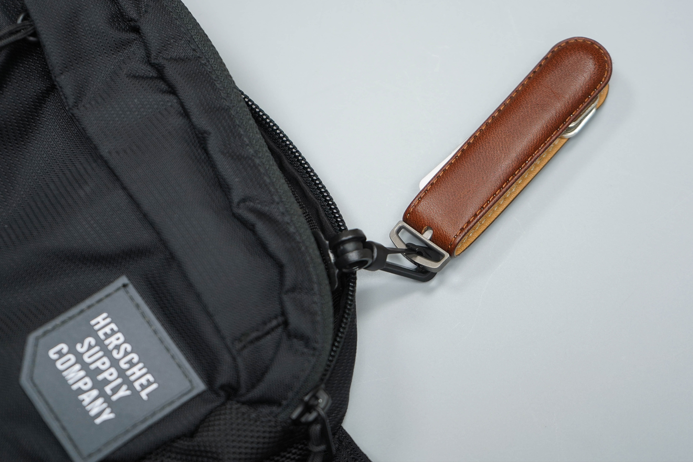 Herschel tour clearance small