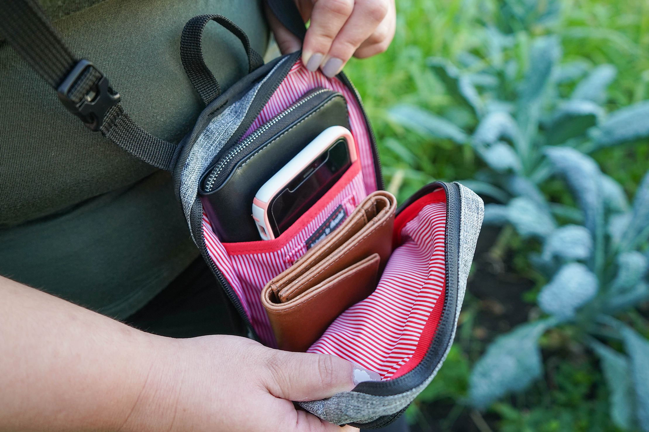 form crossbody large herschel