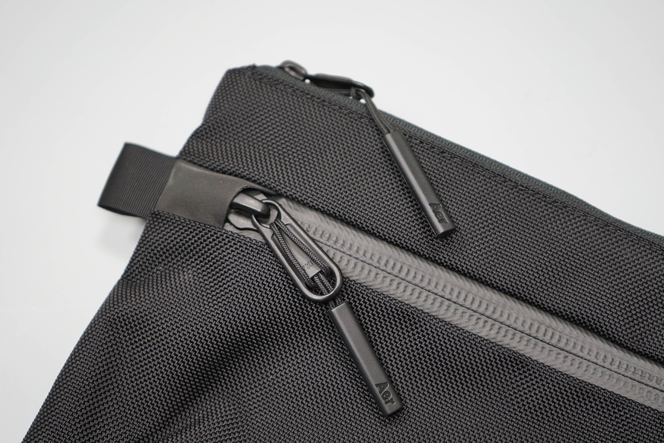 Aer Sling Pouch Zippers