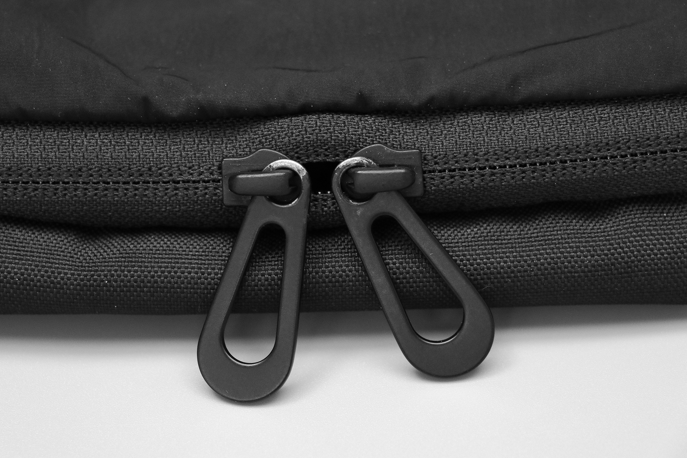 Côte&Ciel Isarau Small Zipper Wear