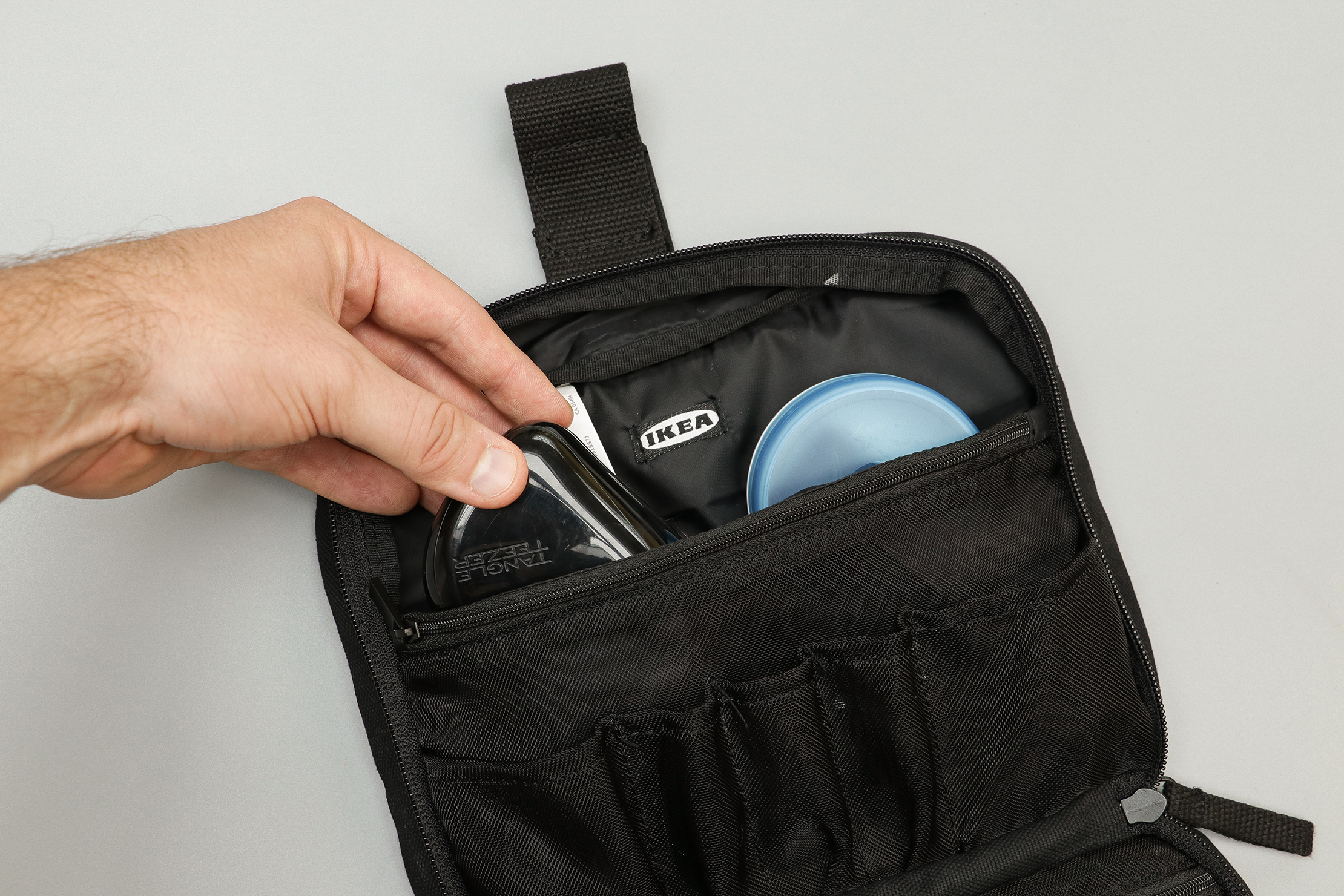 https://cdn.packhacker.com/2019/08/90e5696d-ikea-forfina-toiletry-bag-back-sleeve.jpg