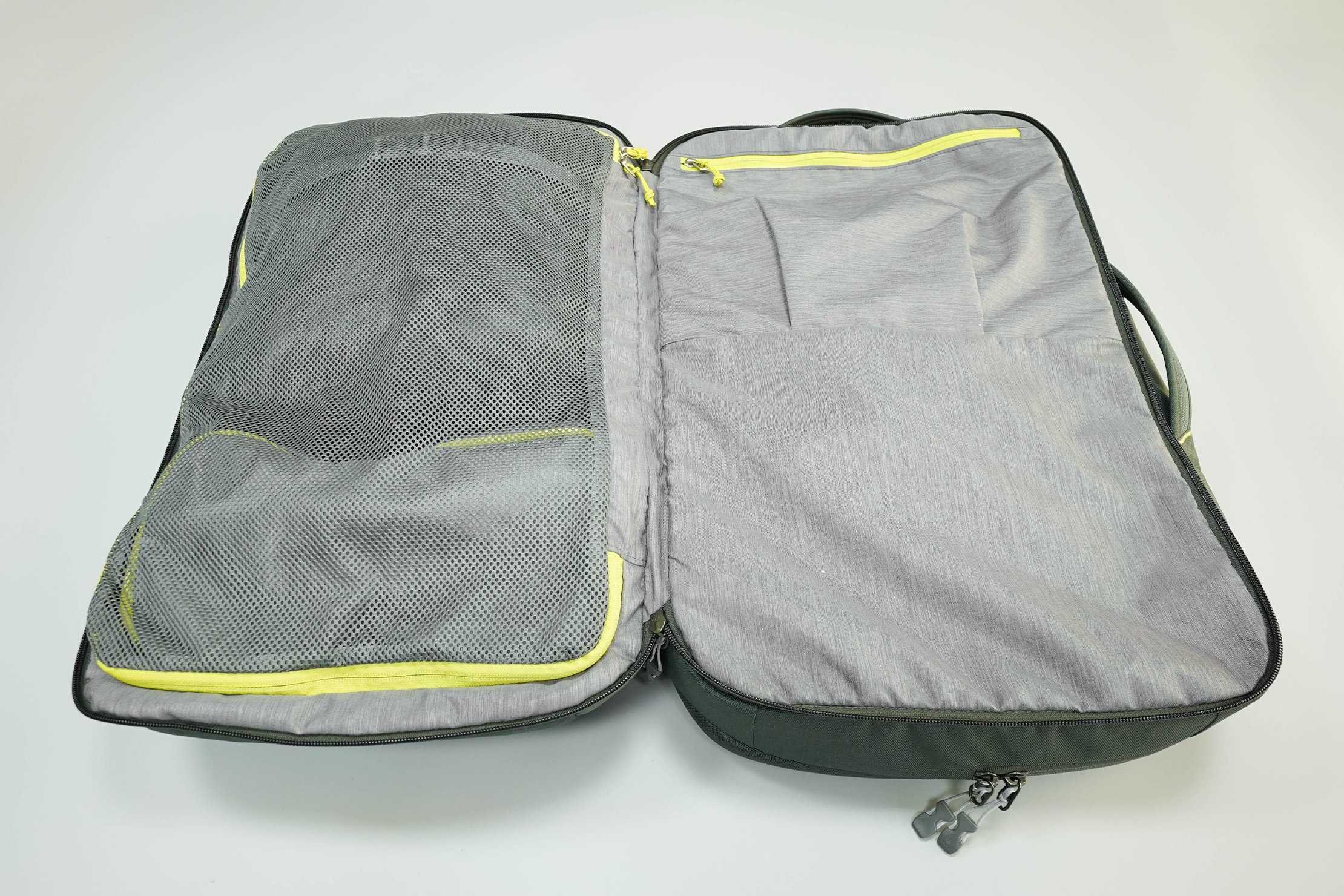 Deuter AViANT Carry On Pro 36 Main Compartment Clamshell Opening