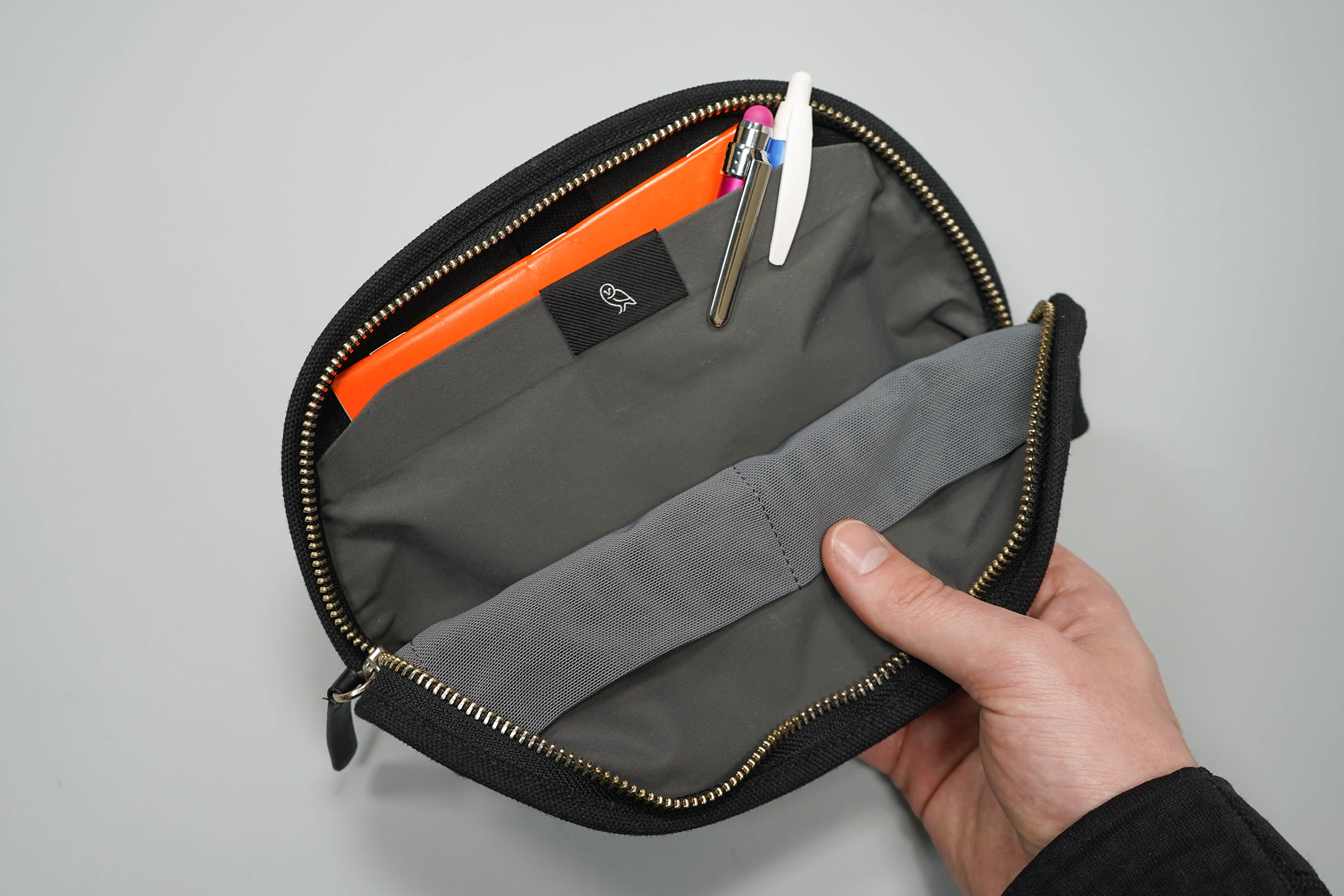 Bellroy Classic Pouch (EDC Zipper Travel Pouch, Water-Resistant Woven  Fabric, Holds Pencils, Pens, Tech & Personal Items, Internal Mesh Pockets)  