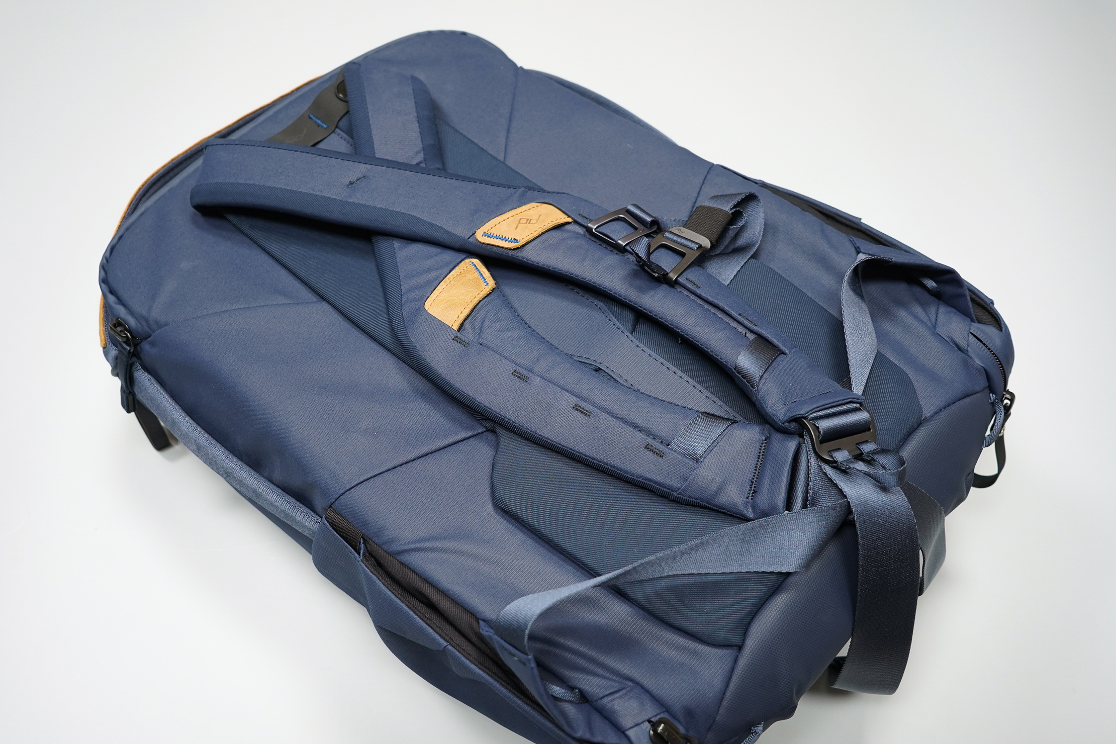 Peak Design Everyday Backpack 30L (V2) Back Panel & Magnetic Shoulder Straps