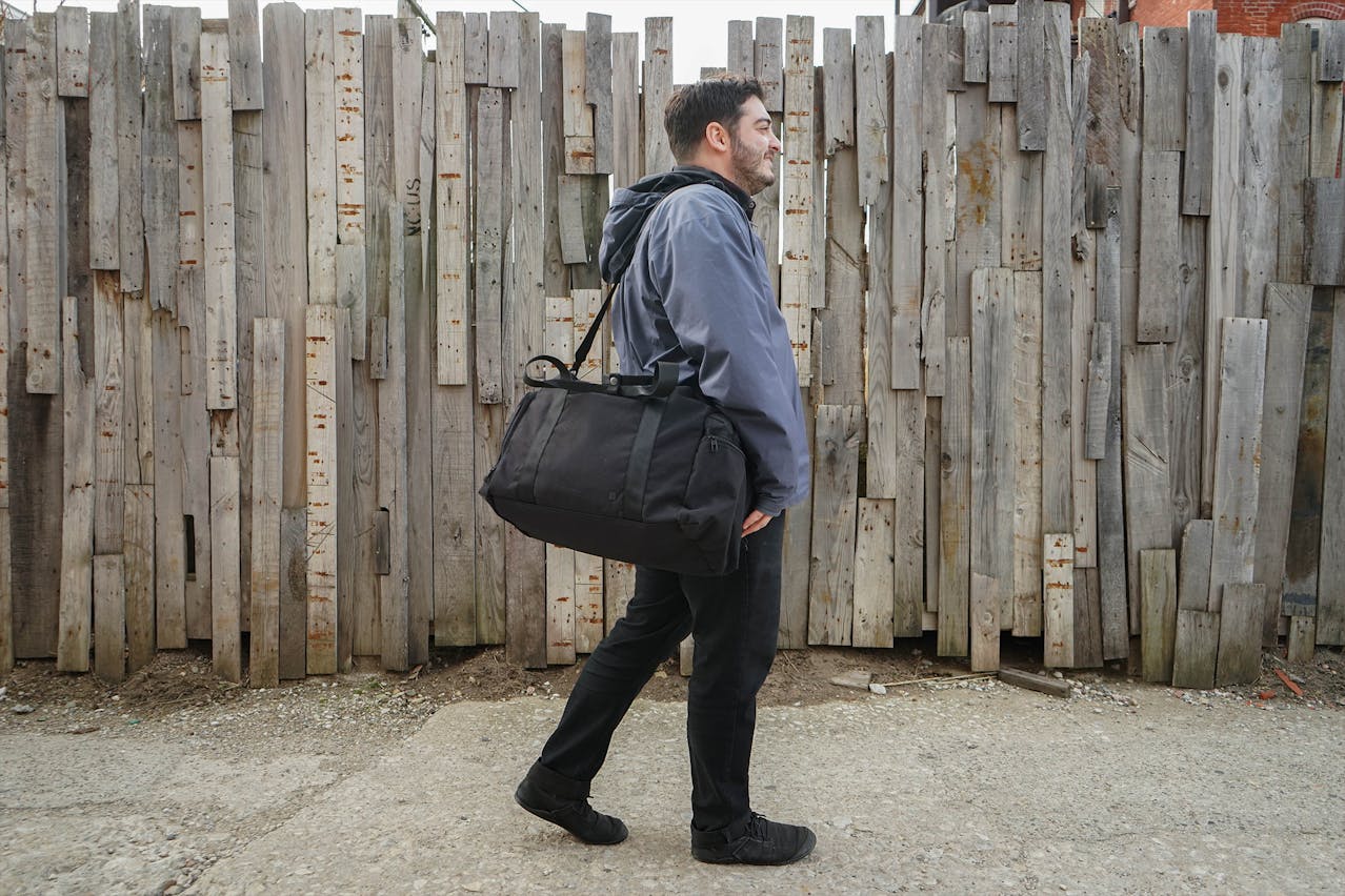 lululemon command the day duffel