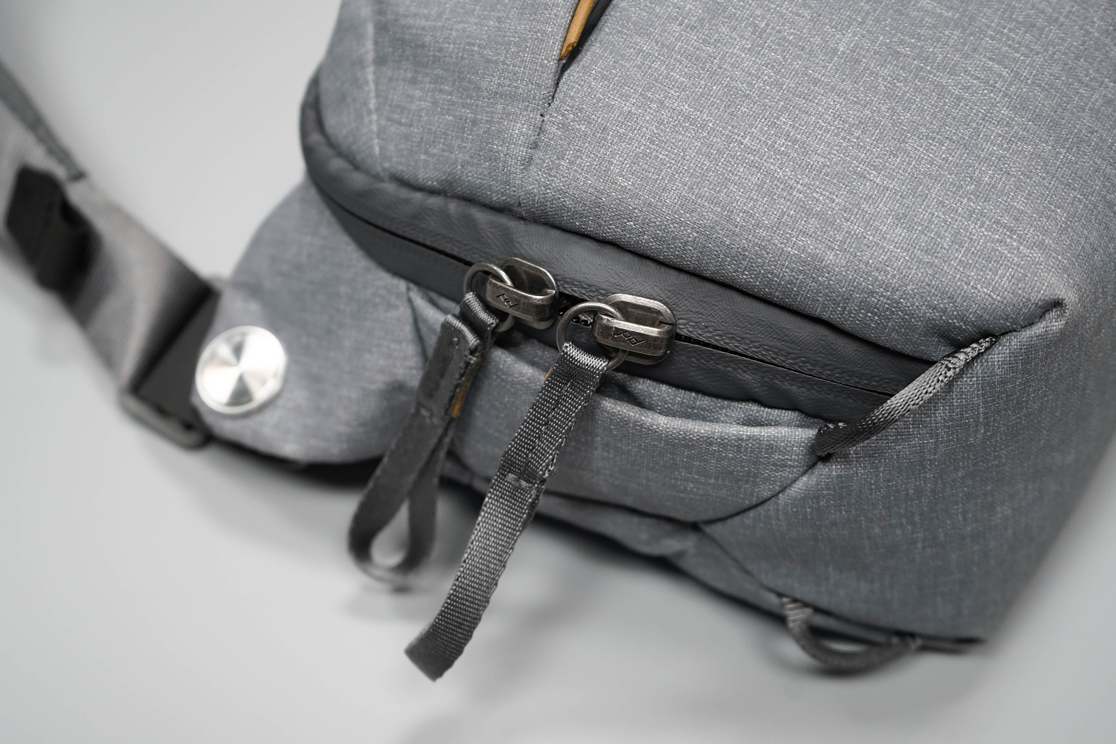 Peak Design Everyday Sling 3L V2 Zippers