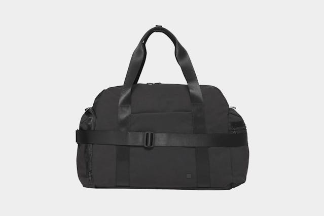 lululemon command the day duffel