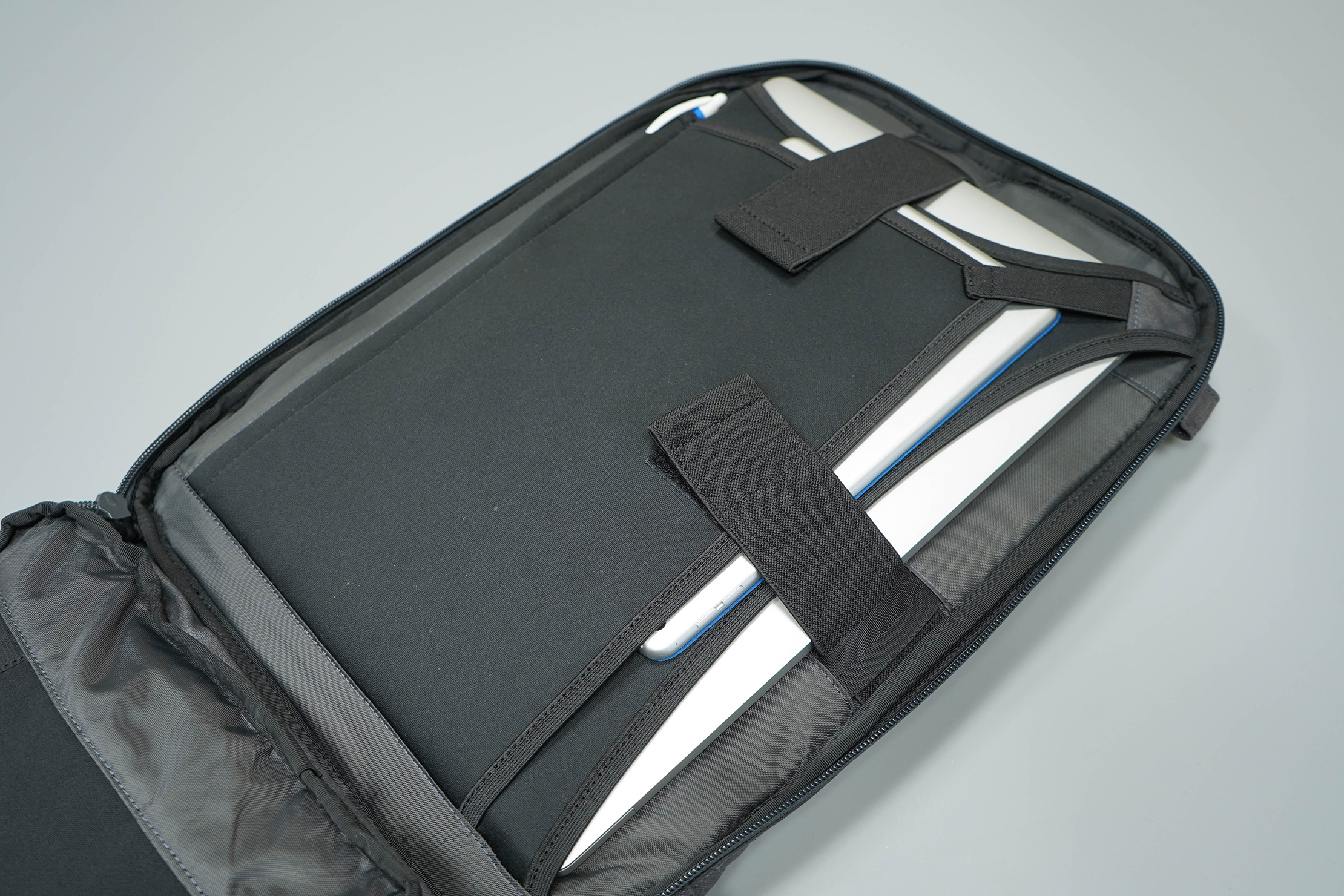 Minaal Daily Bag Laptop Compartment