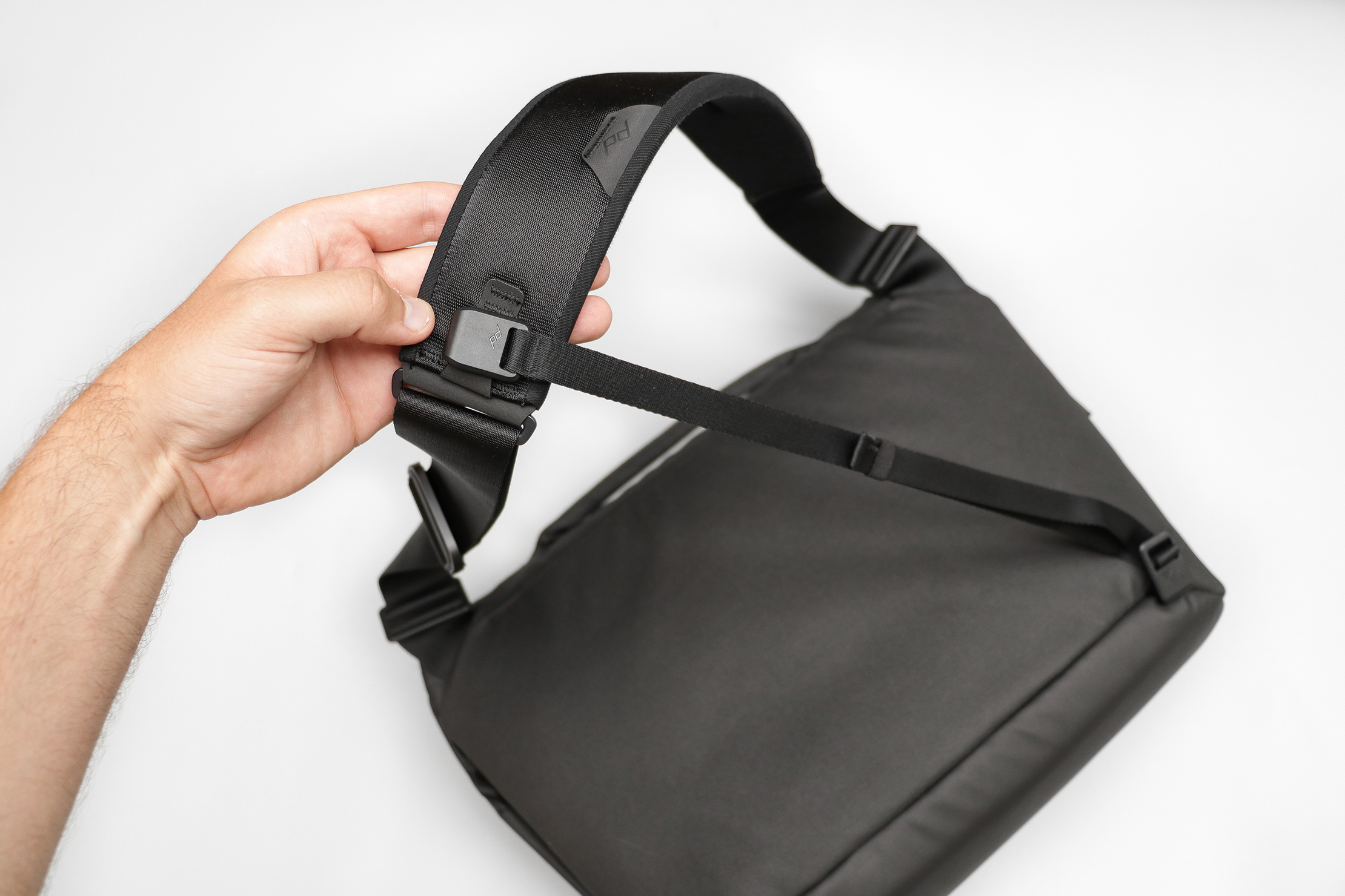 Peak Design Everyday Messenger 13L V2 Lash Strap Attached To Shoulder Strap