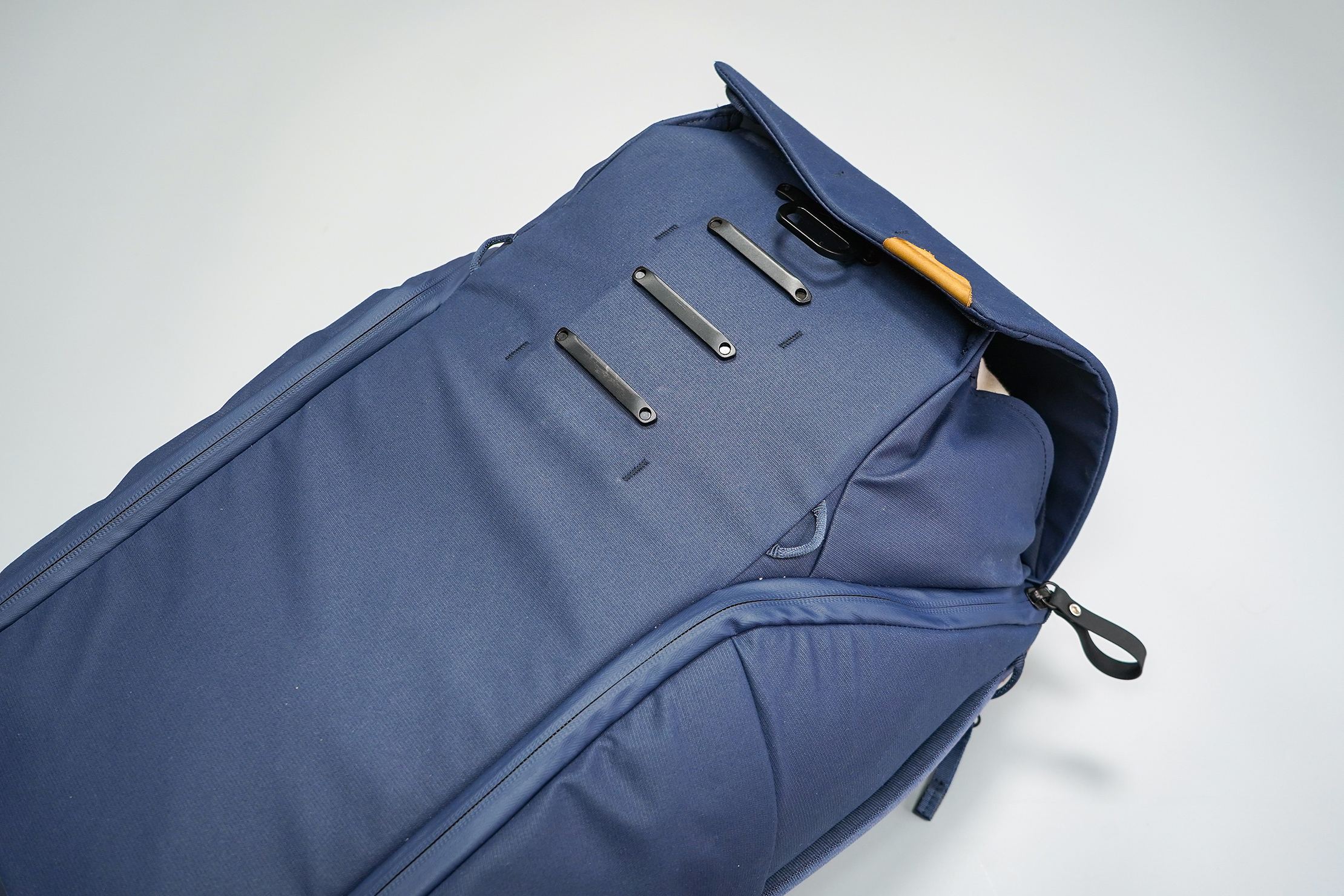 Peak Design Everyday Backpack 30L (V2) Attached At Highest MagLatch