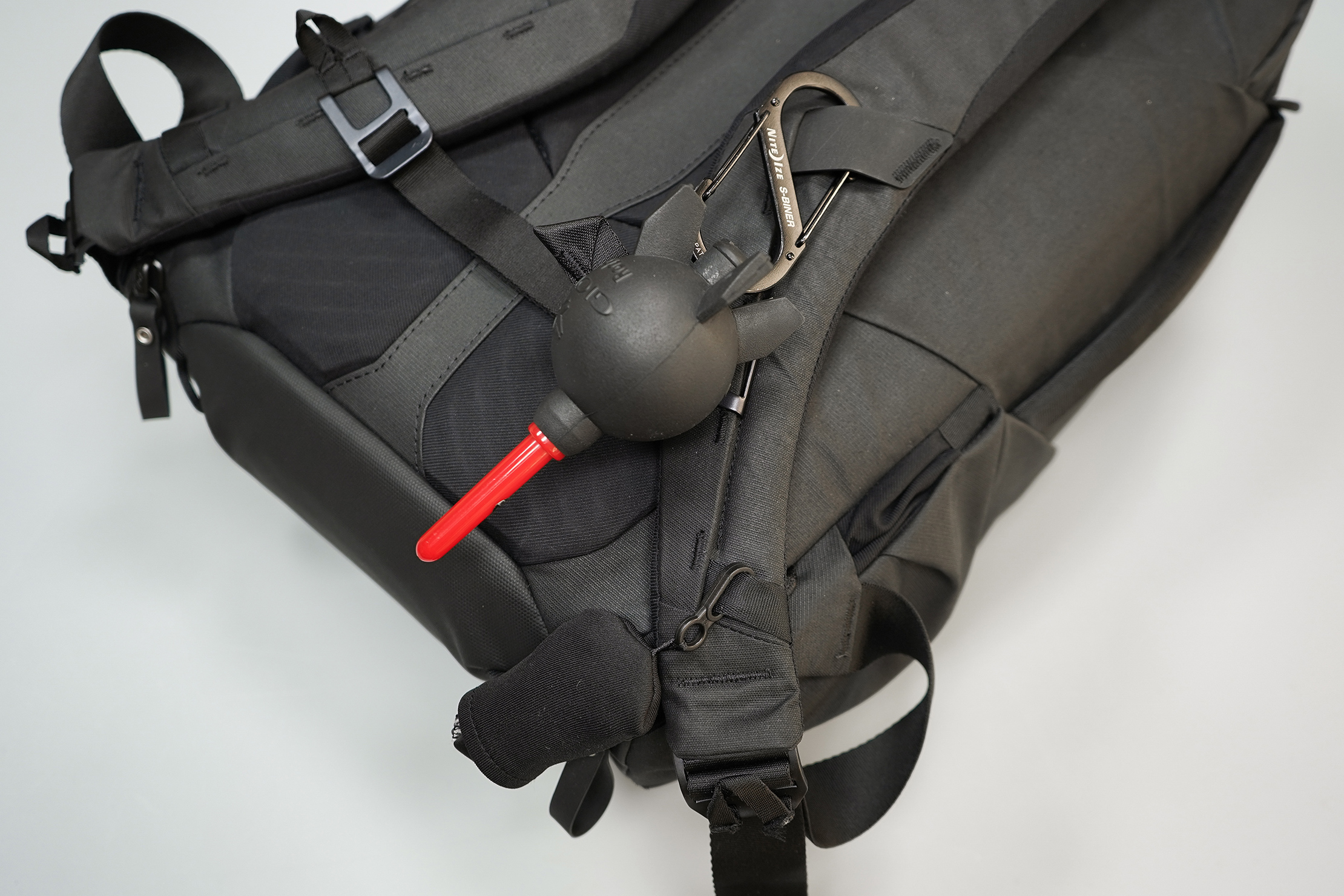 Peak Design Everyday Backpack Zip 20L Shoulder Strap Attachment Loops 