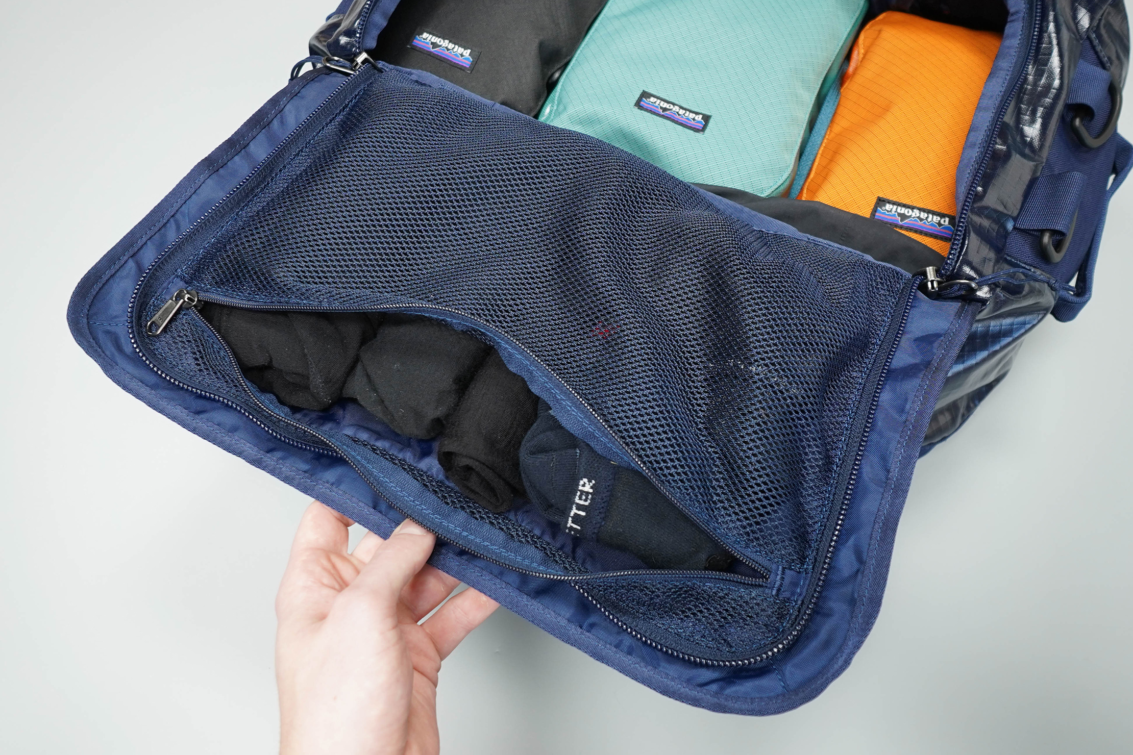 Packing patagonia black store hole duffel