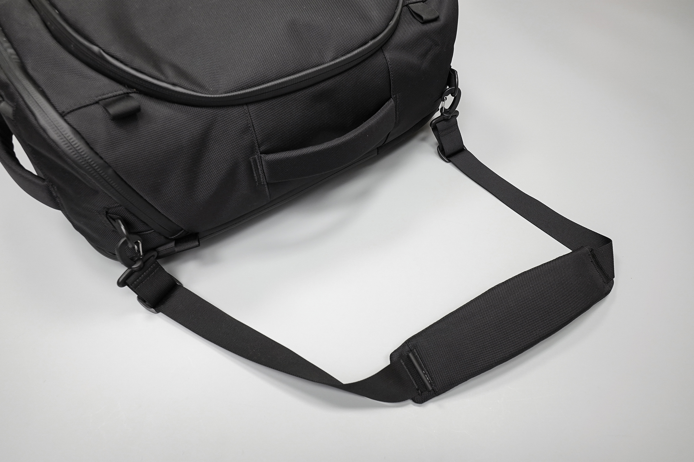 Aer Capsule Pack Max Crossbody Strap