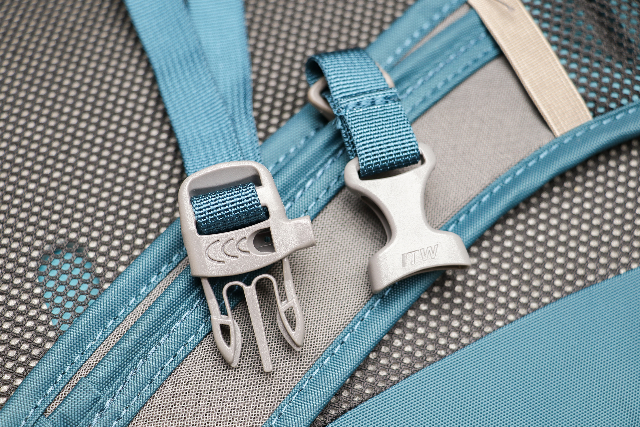 Osprey Daylite Travel Pack Buckles