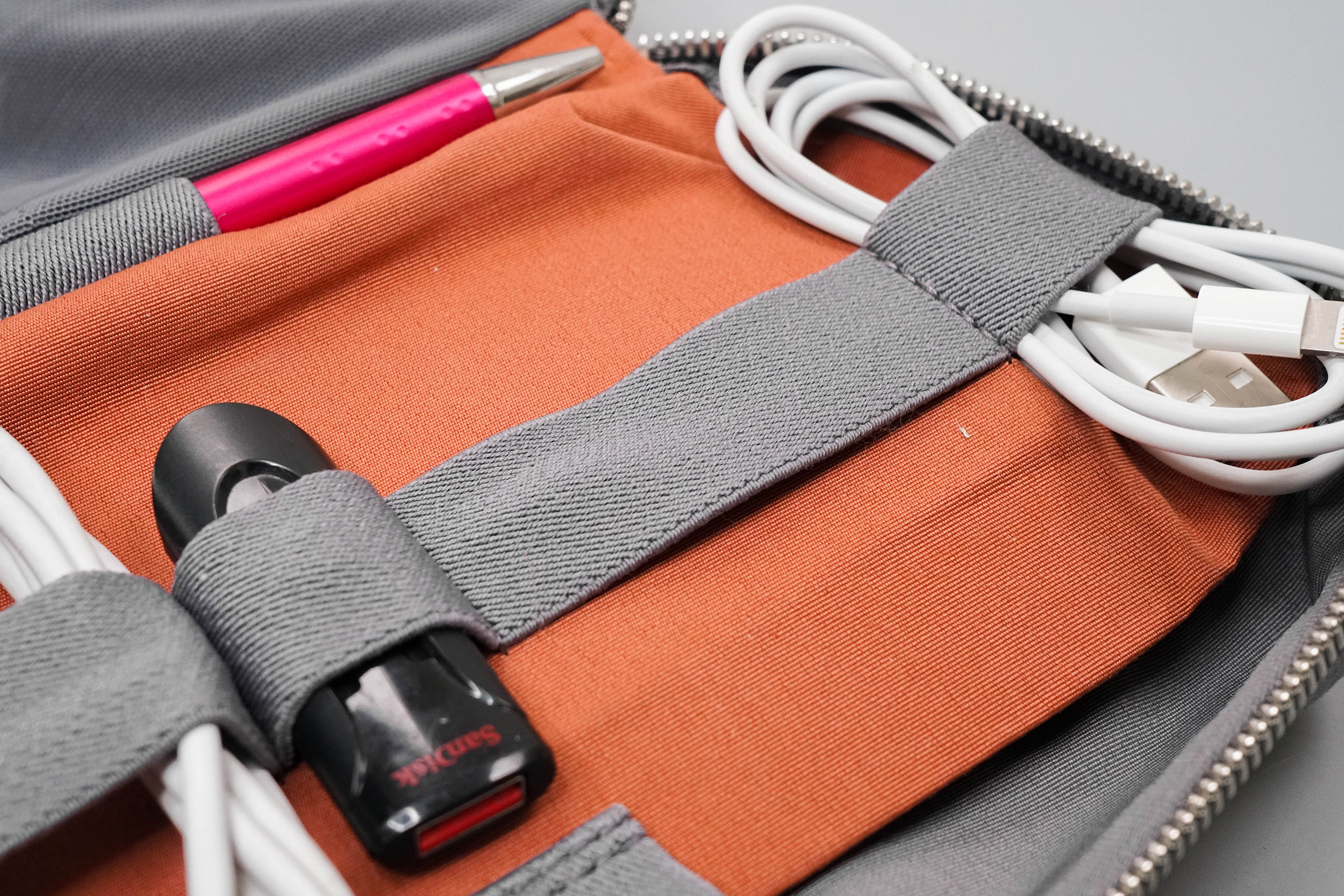 Bellroy Tech Kit Stretching on Elastic