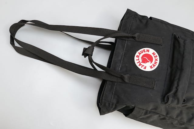 how do you adjust the straps on a fjallraven kanken