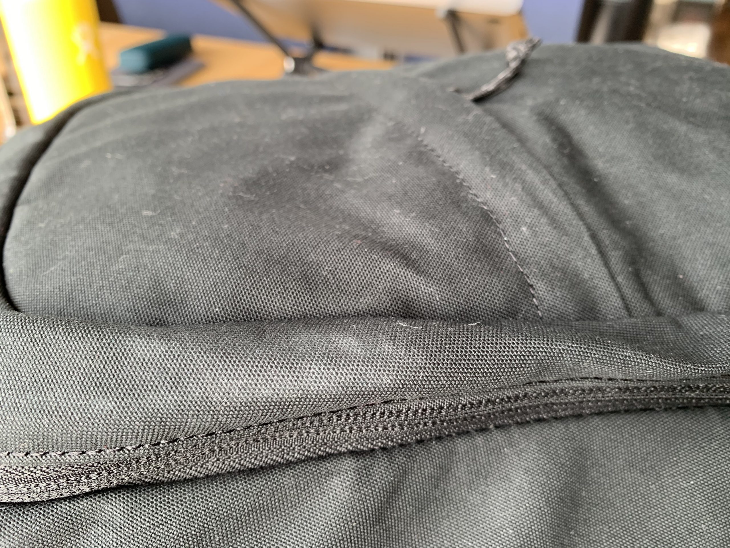 Fjallraven Raven 28 Lint and Dust on Material