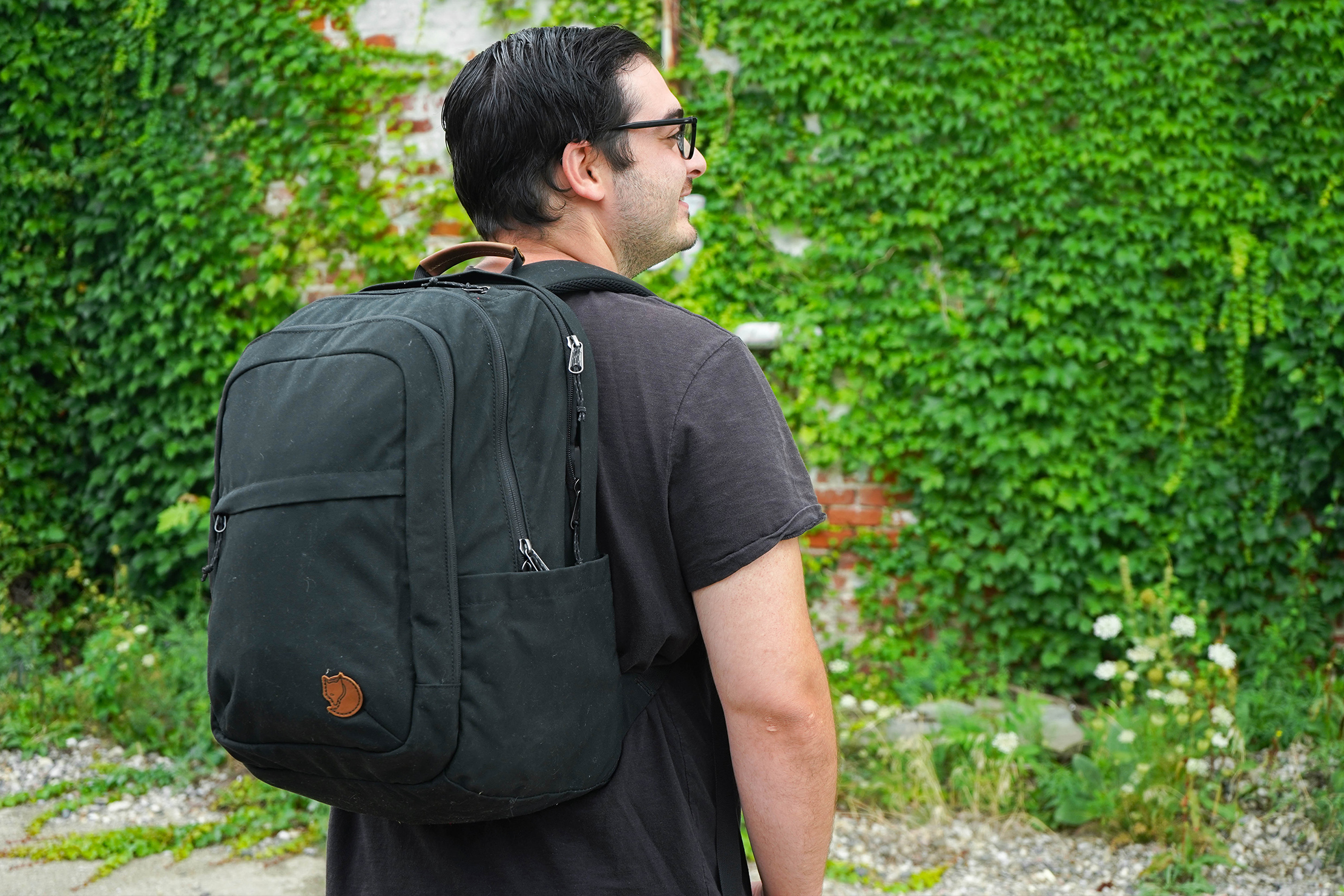 studio Oranje En Fjallraven Raven 28L Backpack Review | Pack Hacker