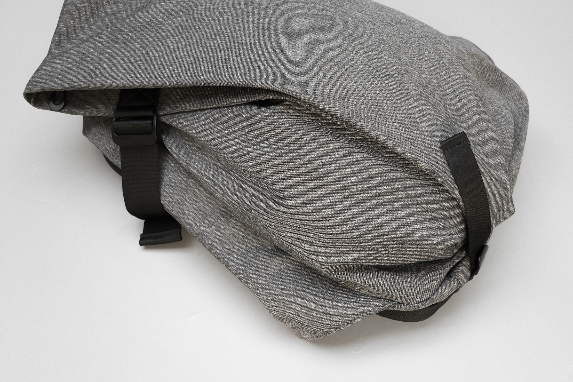 Côte&Ciel Isar M EcoYarn Grey Review | Pack Hacker