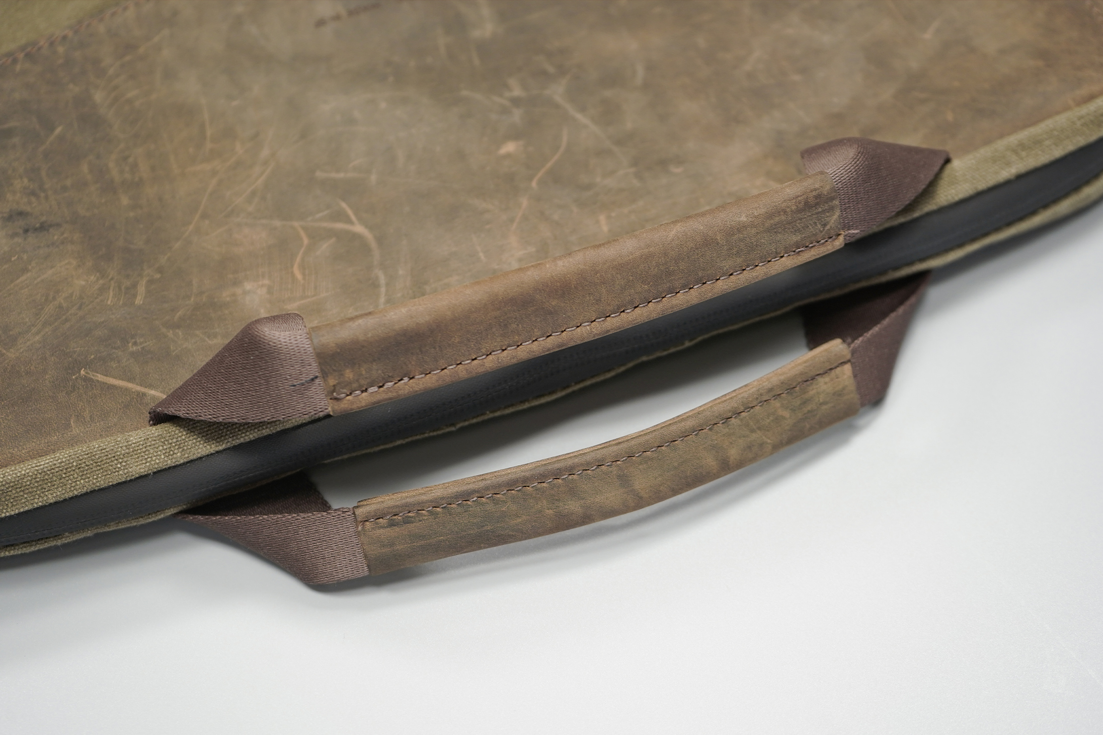 WaterField Designs Outback Duo Laptop Brief | The handles are also clad in leather