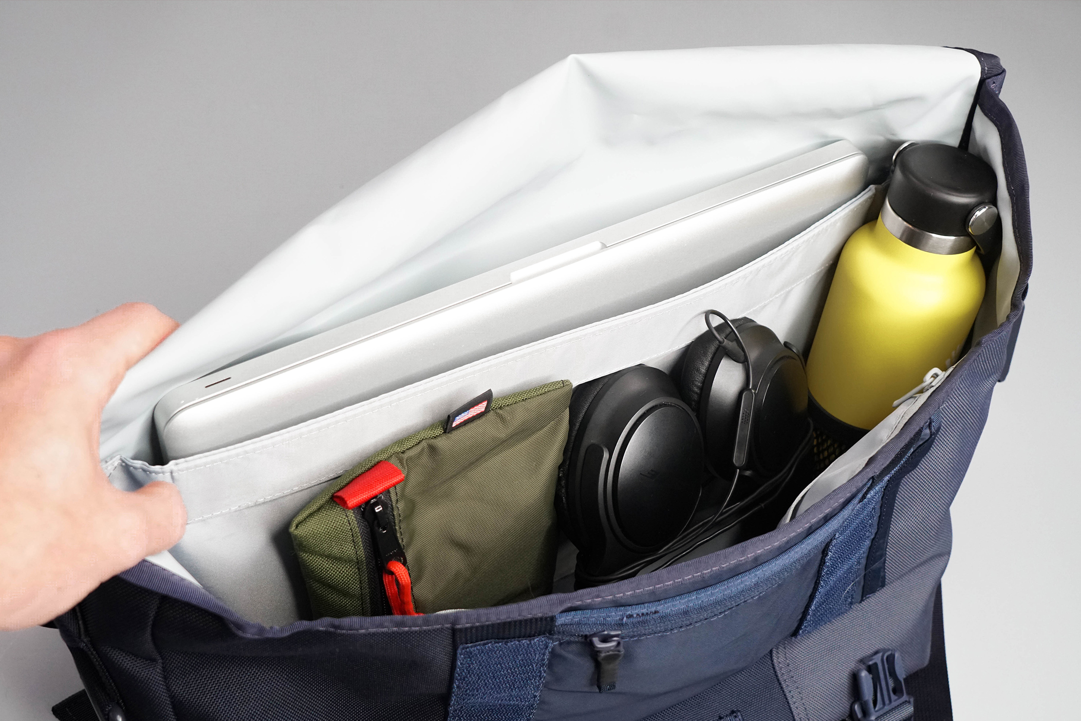 Timbuk2 Classic Messenger Bag Review | Pack Hacker Timbuk2 Classic Messenger Bag Review | Pack Hacker