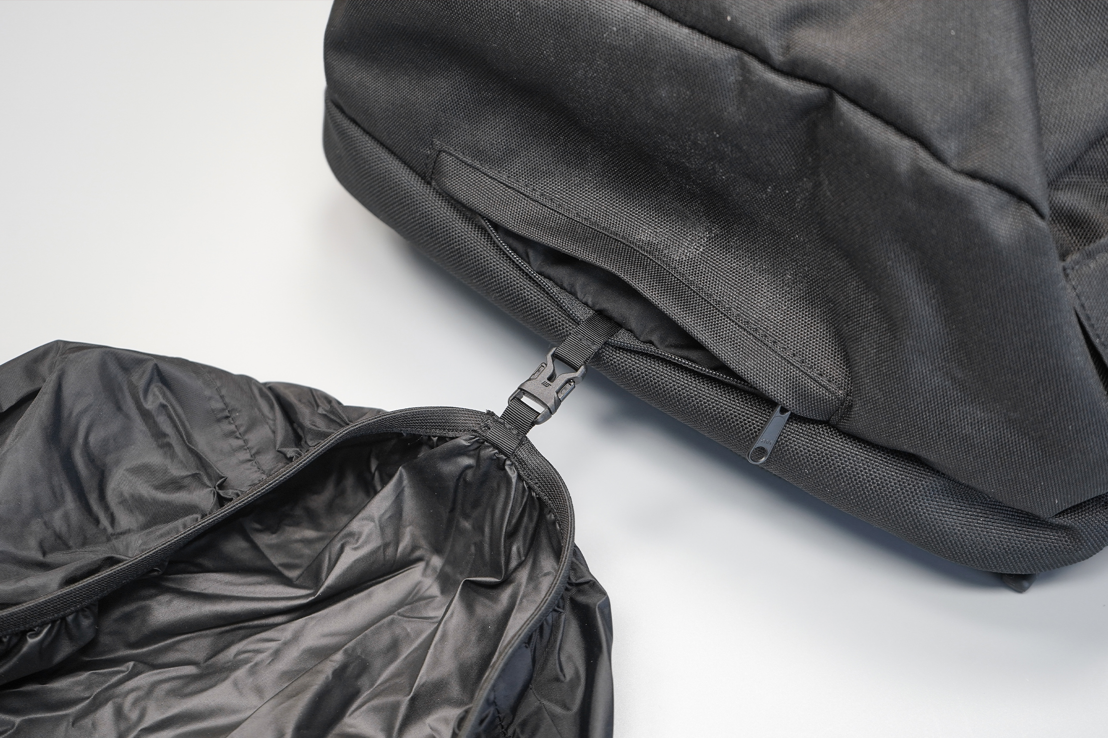 Minaal Carry-On 3.0 | A raincover is included, but detachable when you want to leave it at home