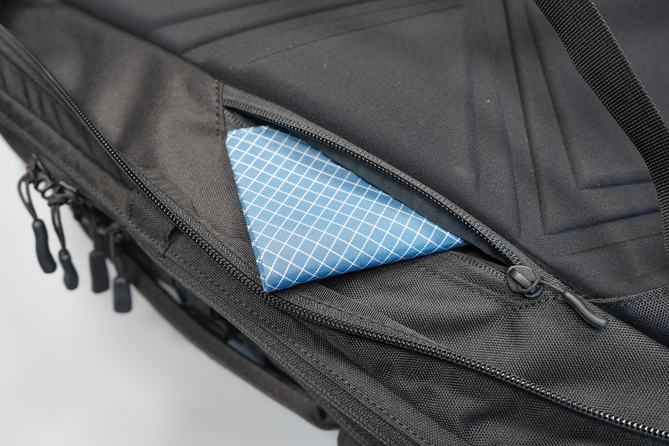 Minaal Carry-On 3.0 | The security pocket is way inland for better protection