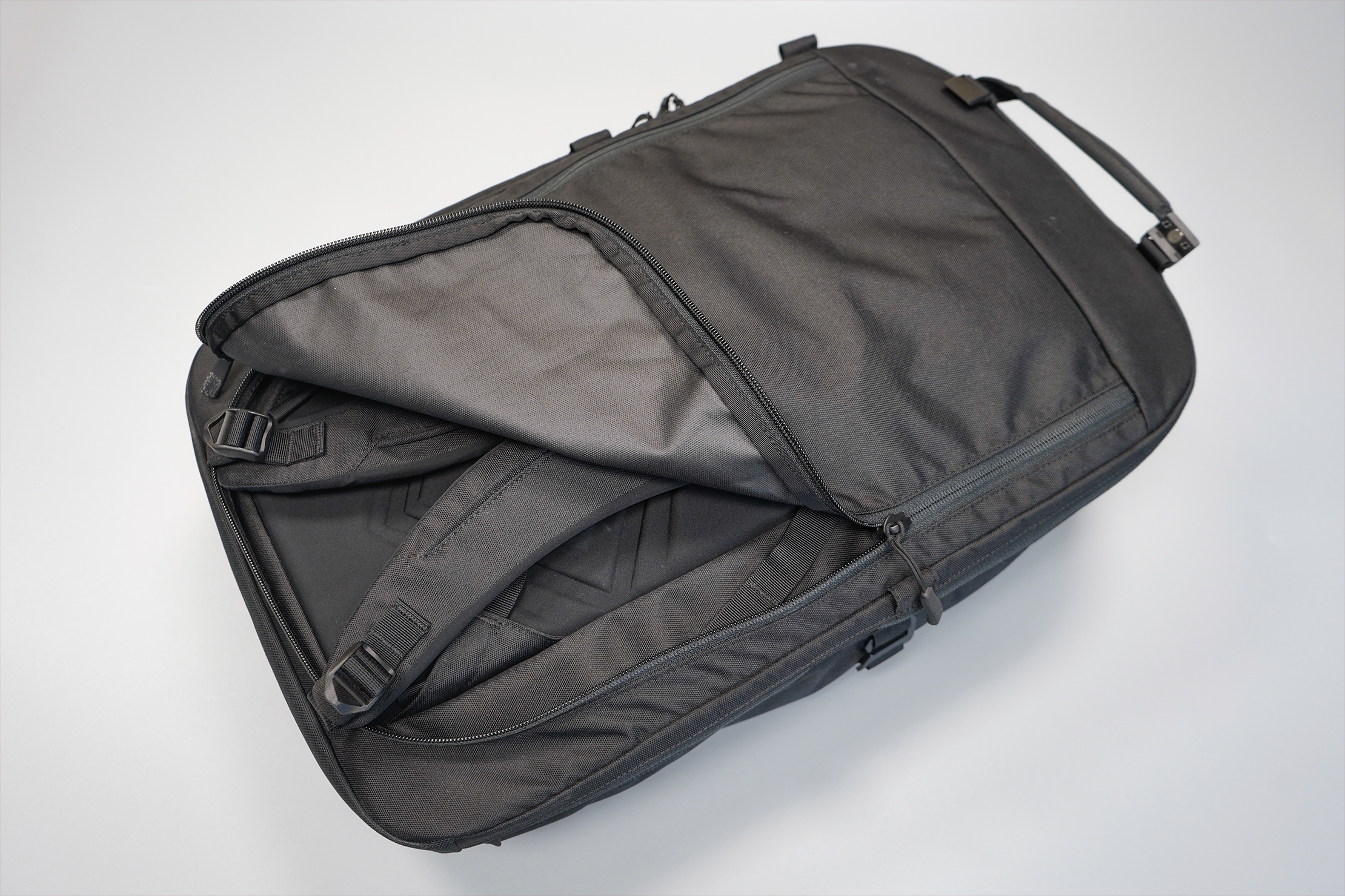 Minaal Carry-On 3.0 | Stow the straps away with the roll-up cover