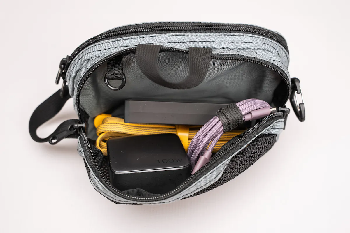 TOM BIHN Snake Charmer Tech
