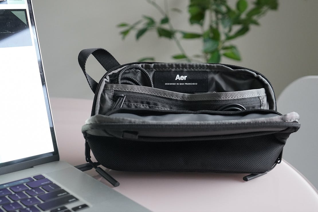 Aer Slim Pouch | The wide opening greatly aides accessibility