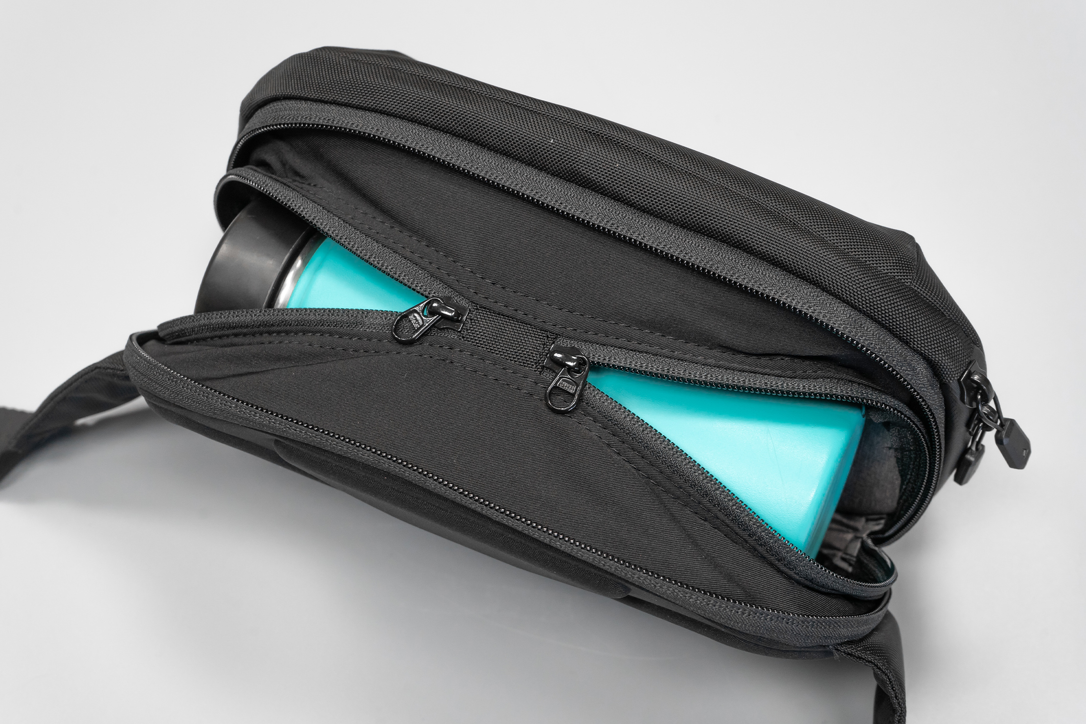 NOMATIC Navigator Sling 1L | A rear expanding compartment allows you to bring a drink along for a stroll hands-free