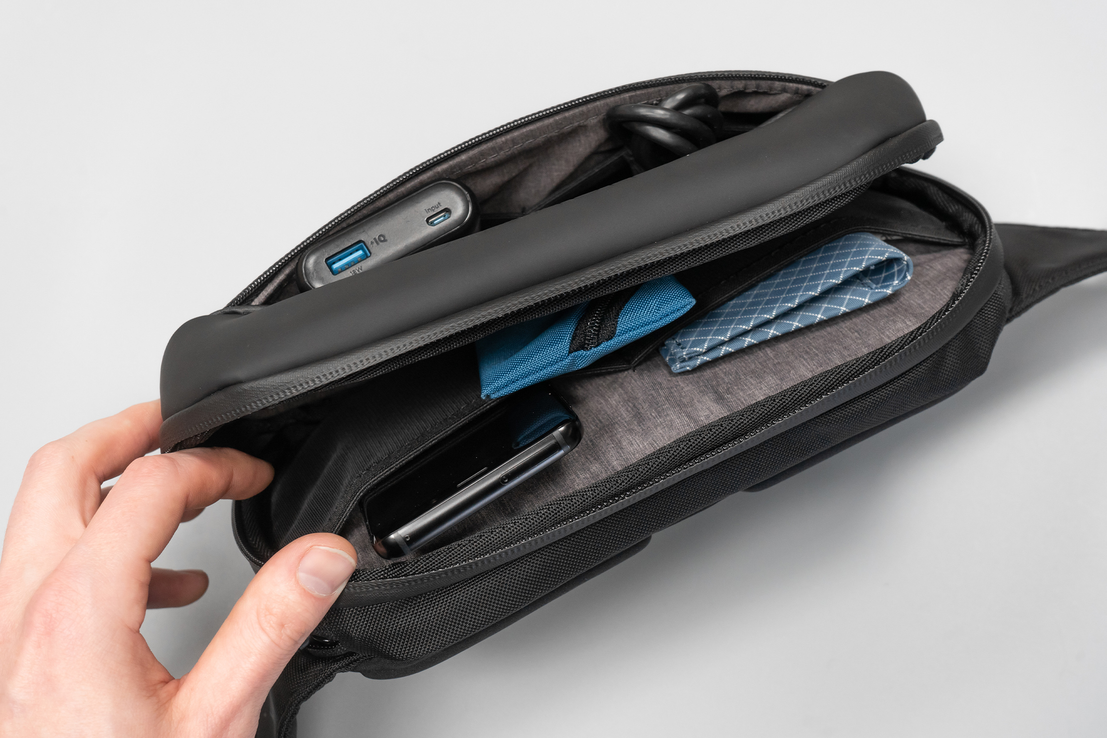 NOMATIC Navigator Sling 1L | Clever segregation between compartments maximizes all available space