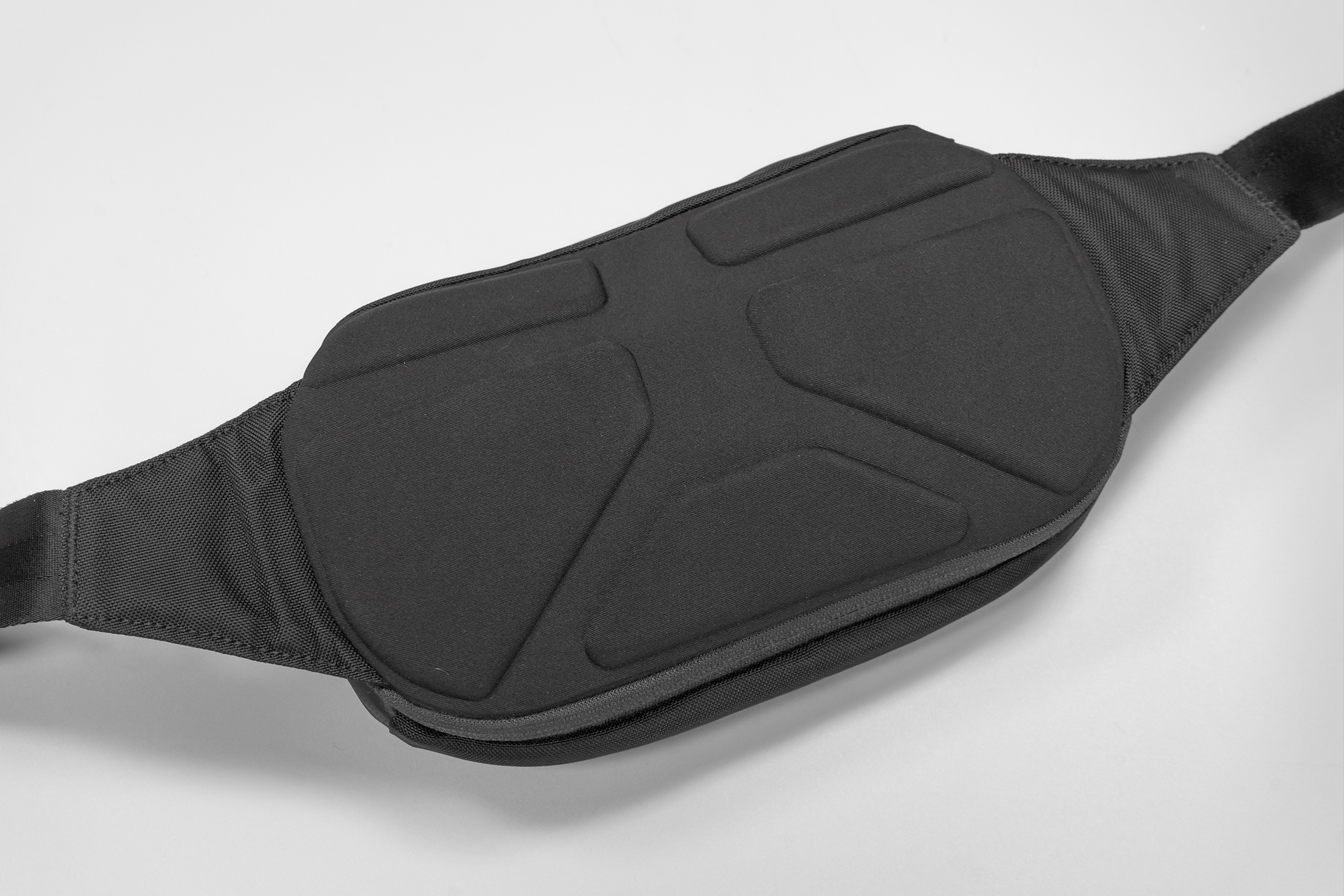 NOMATIC Navigator Sling 1L | The back panel adds to the structure of the sling