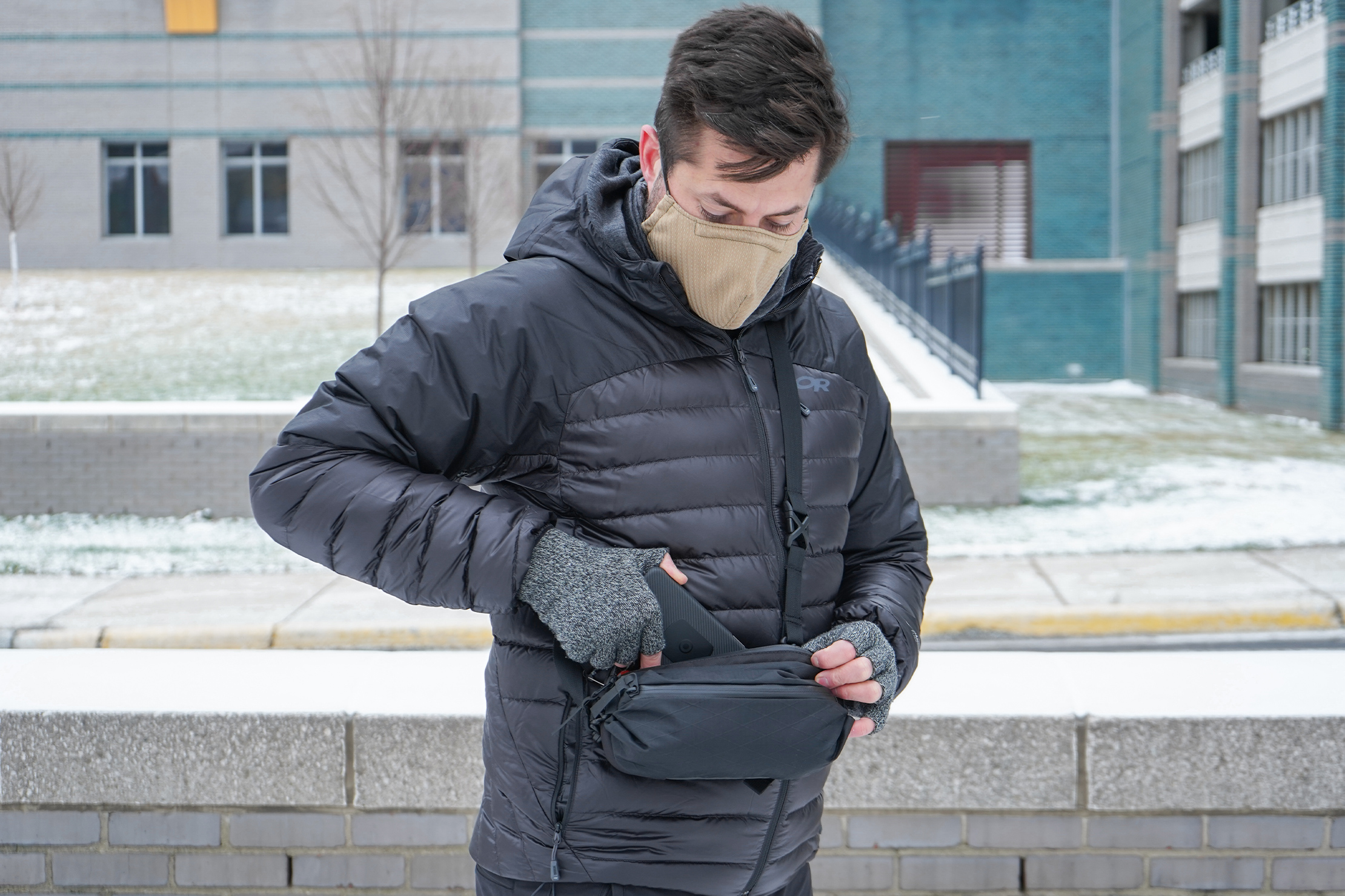 CODEOFBELL ANNEX CARRIER | A smartphone will fit snuggly inside between the two mesh pockets