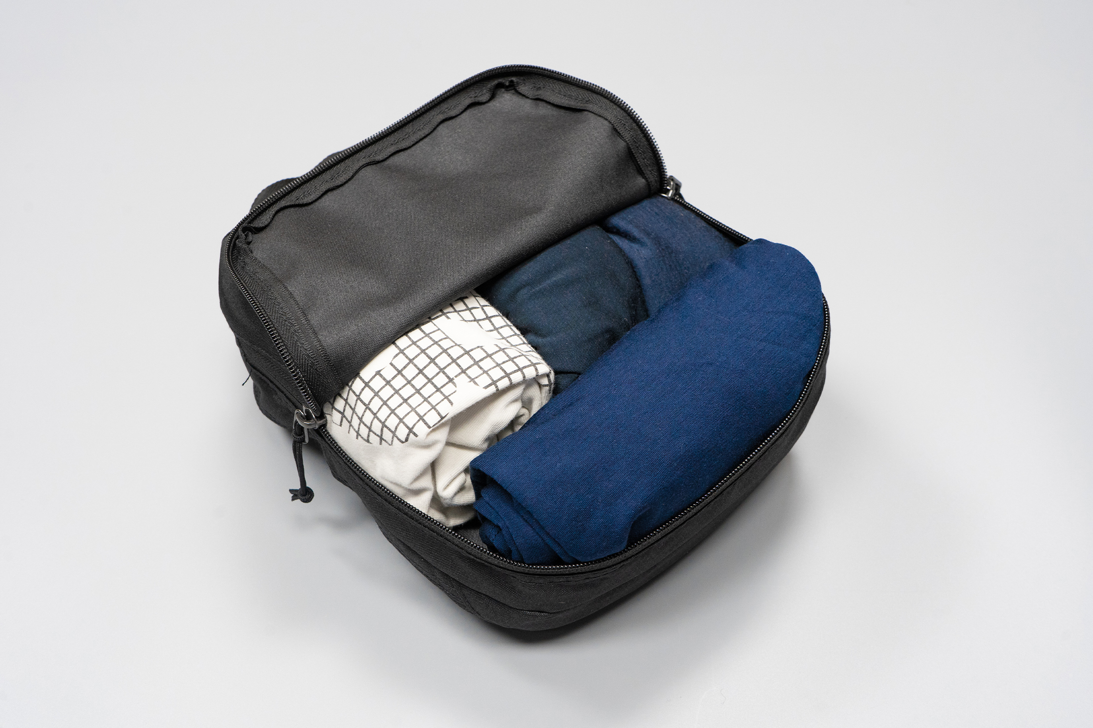 Eagle Creek Pack-It Reveal packing cubes | The solid side of the clean/dirty cube.