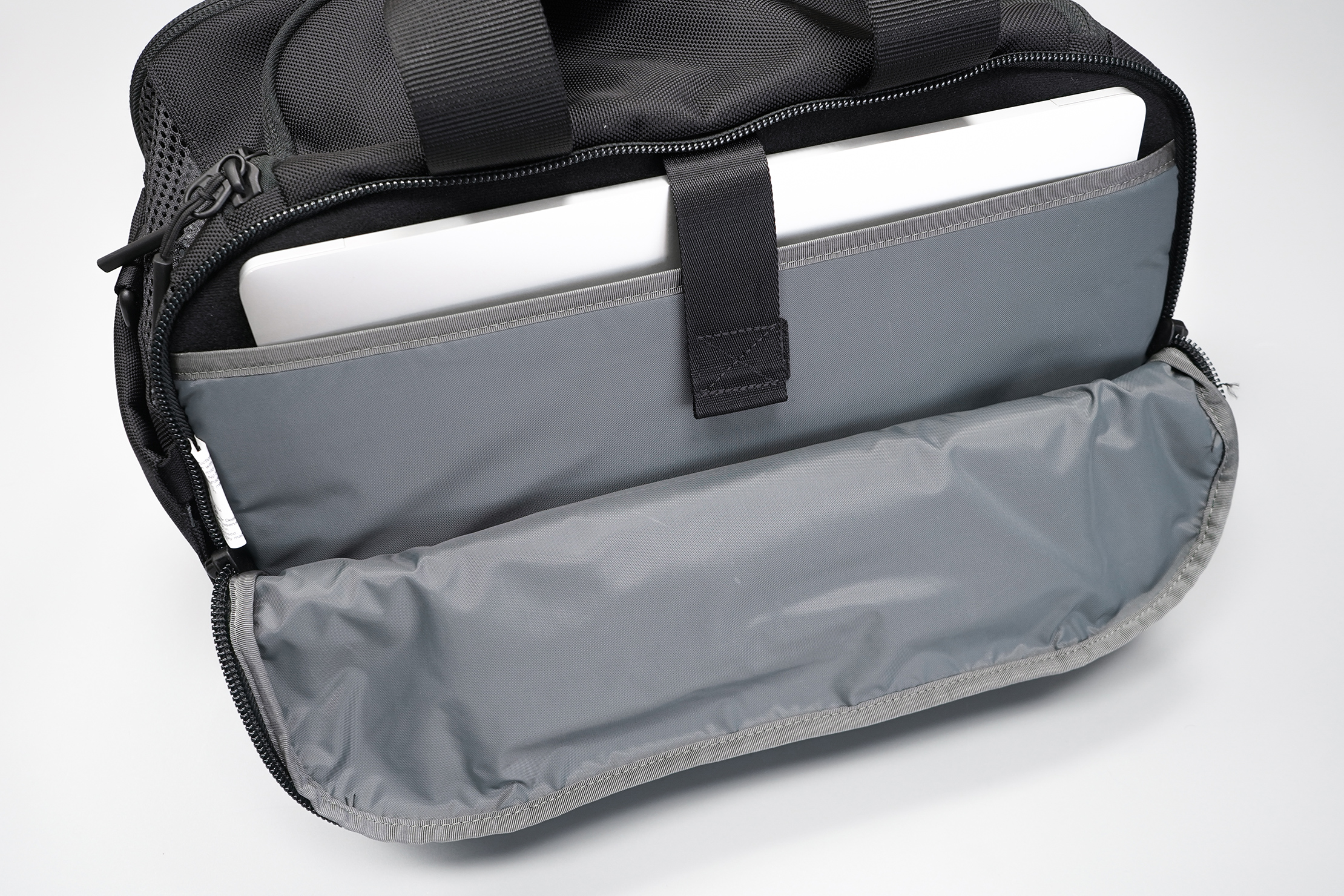 Aer Gym Duffel 3 laptop compartment