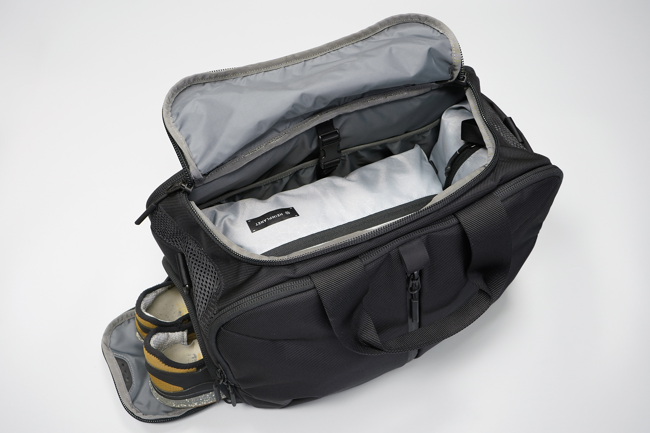 Aer Gym Duffel 3 main compartment