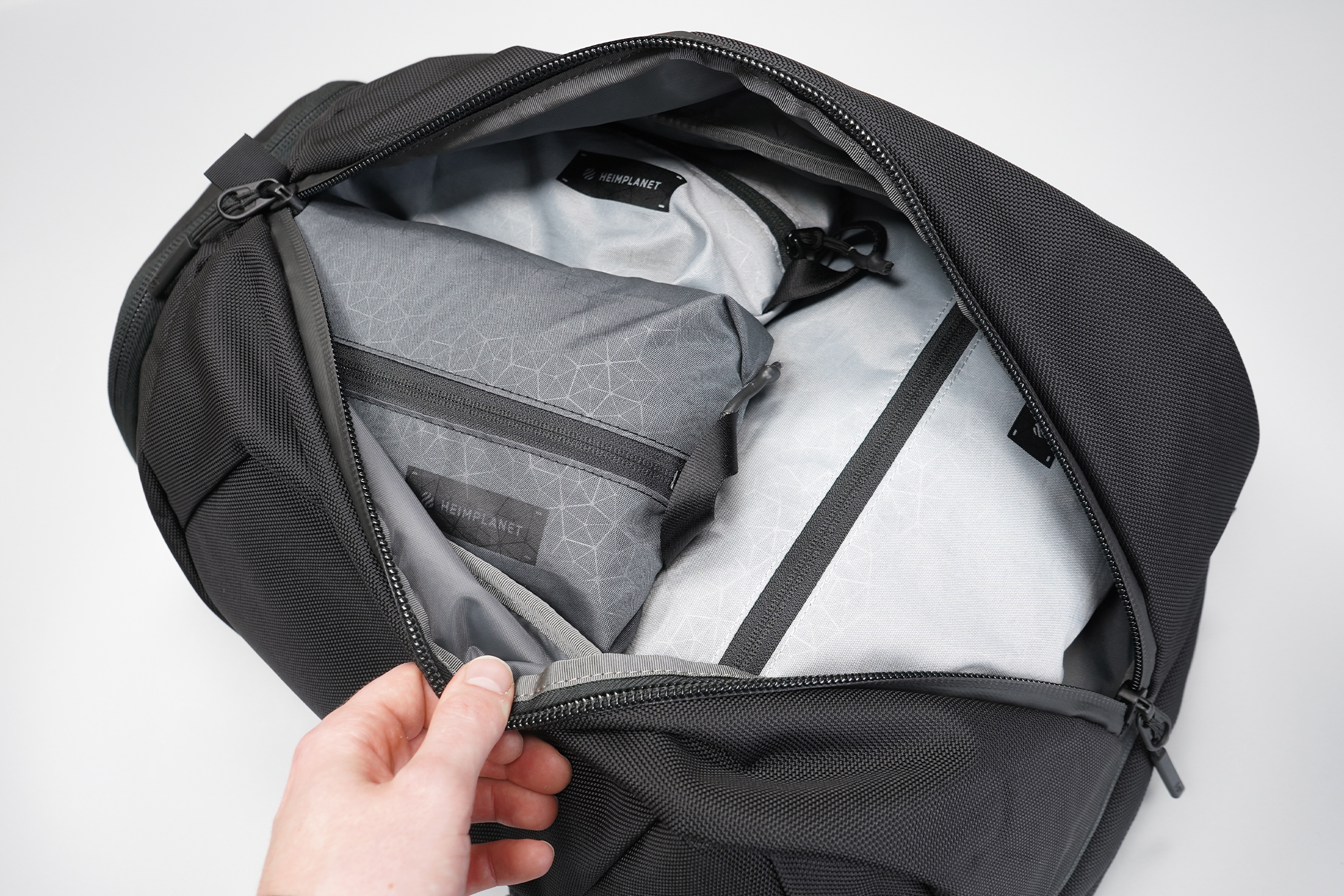Aer Duffel Pack 3 | Clothes compartment