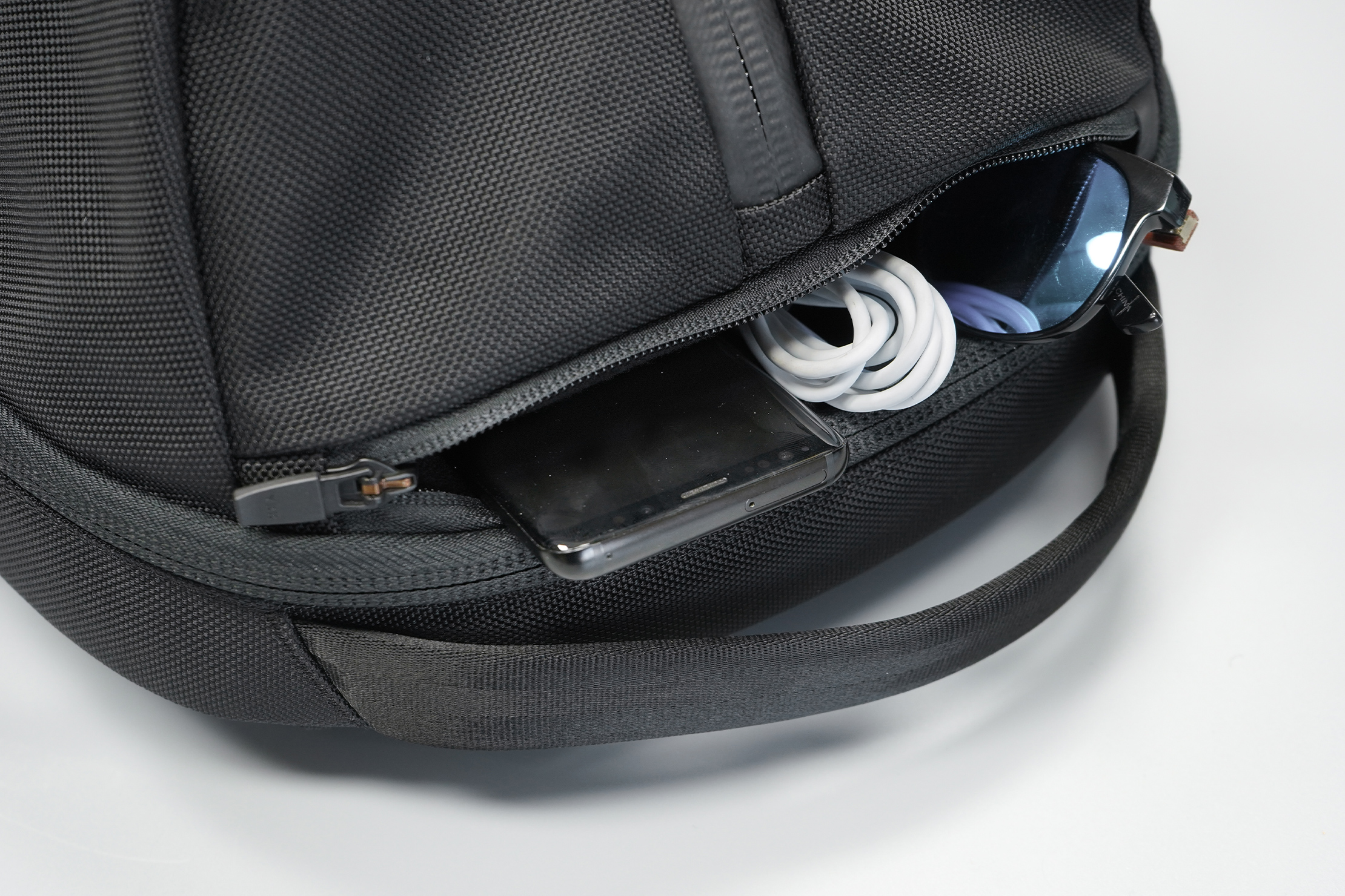 Aer Fit Pack 3 | Quick-grab pocket & top handle