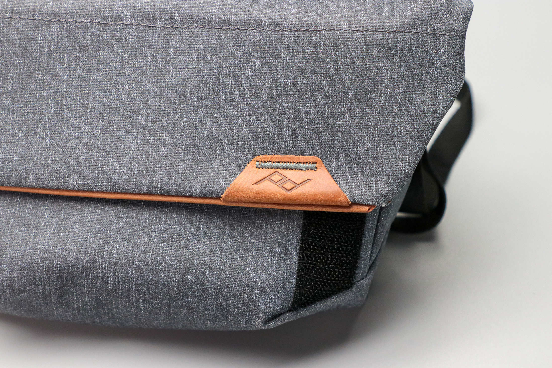 Peak Design Field Pouch V2 Logo