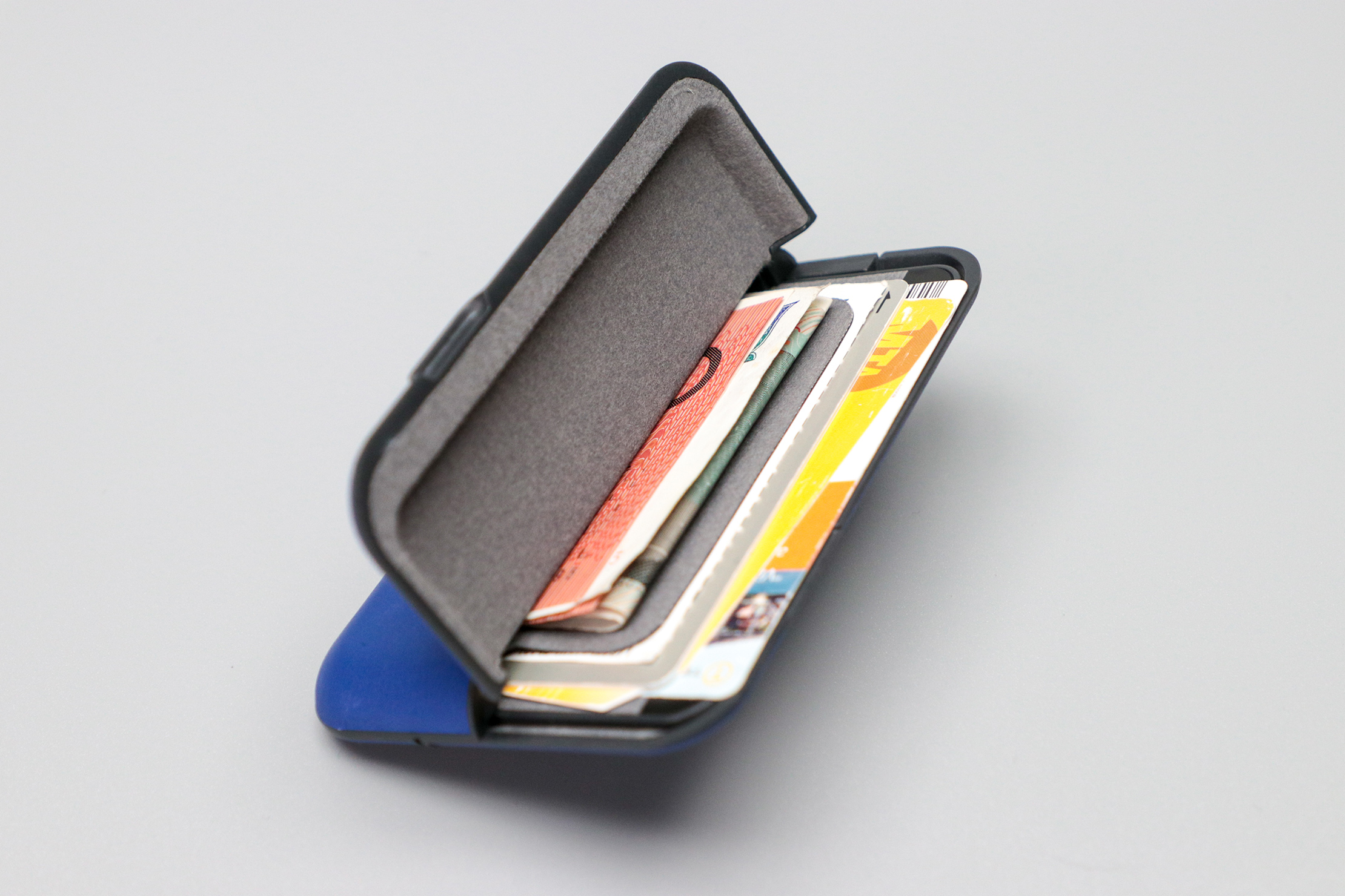 Bellroy Flip Case Open with Cards and Cash