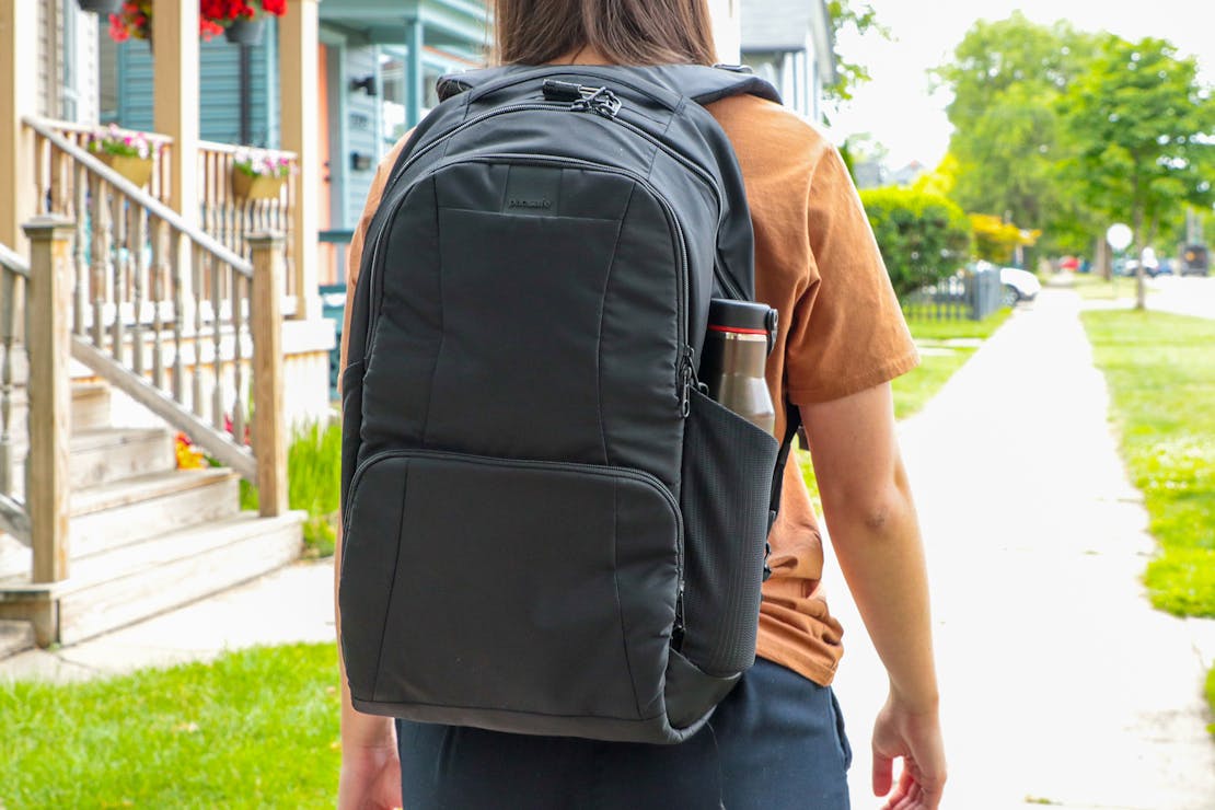 Pacsafe Metrosafe LS450 Anti-Theft Backpack Usage 1